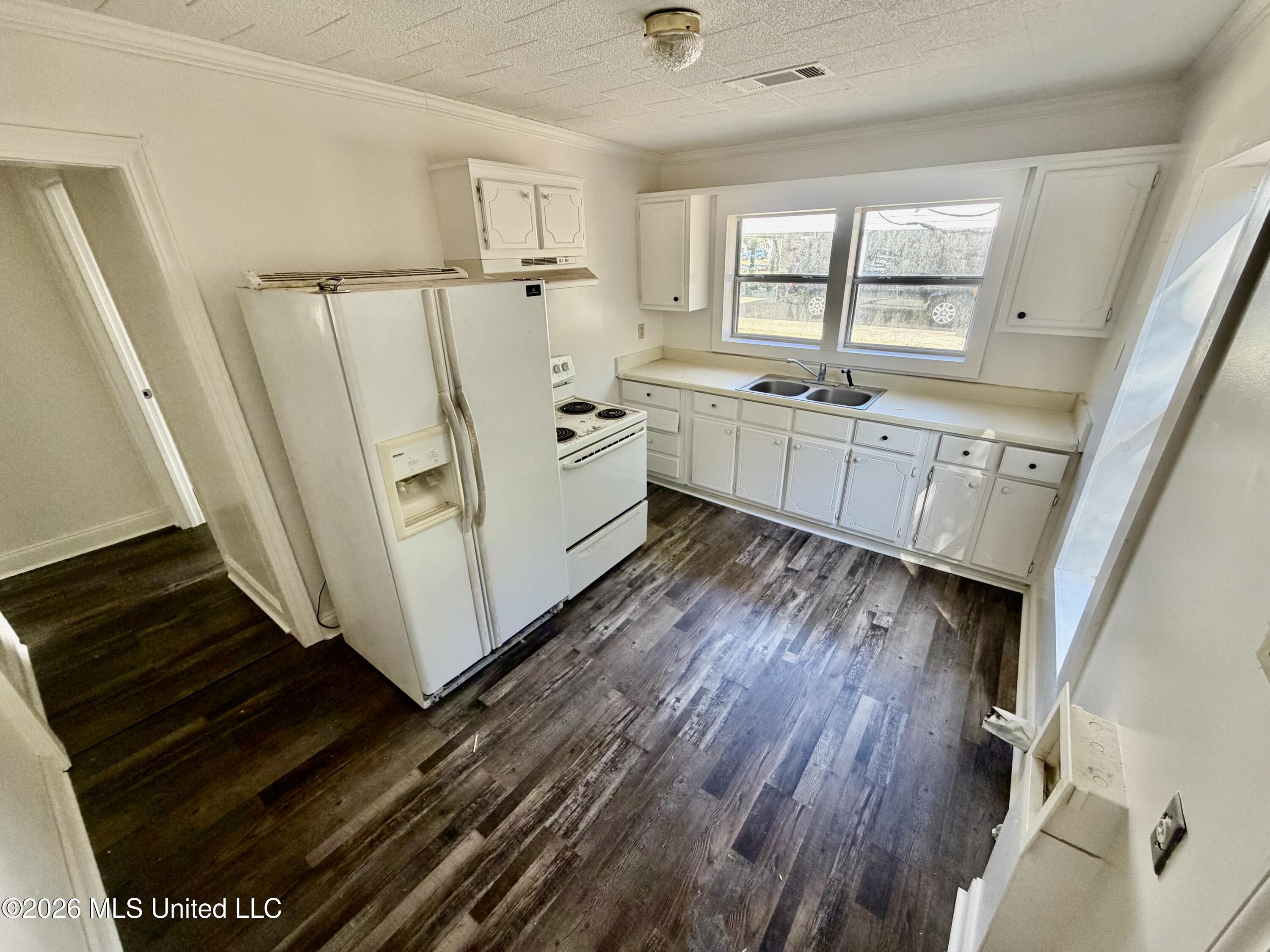 208 N 1st Avenue Property Photo 9