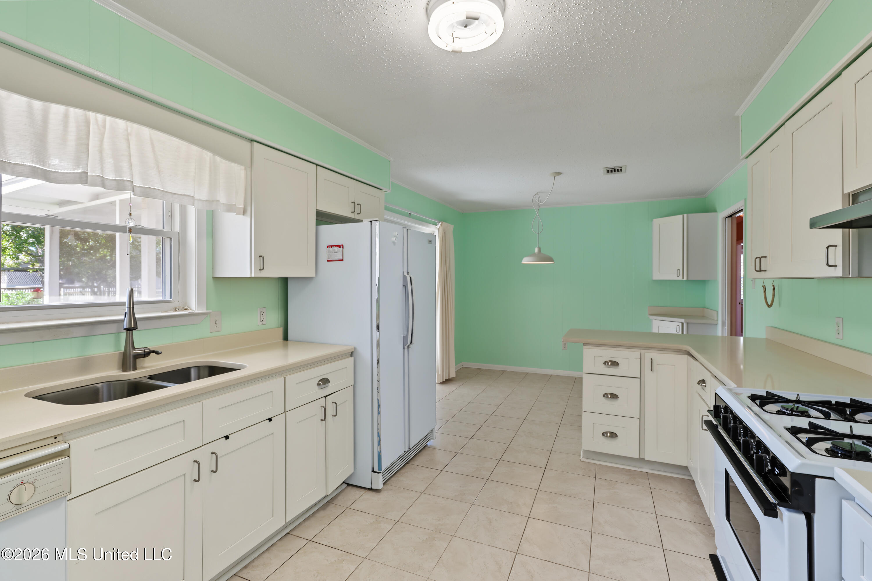 101 Alverado Drive Property Photo 8