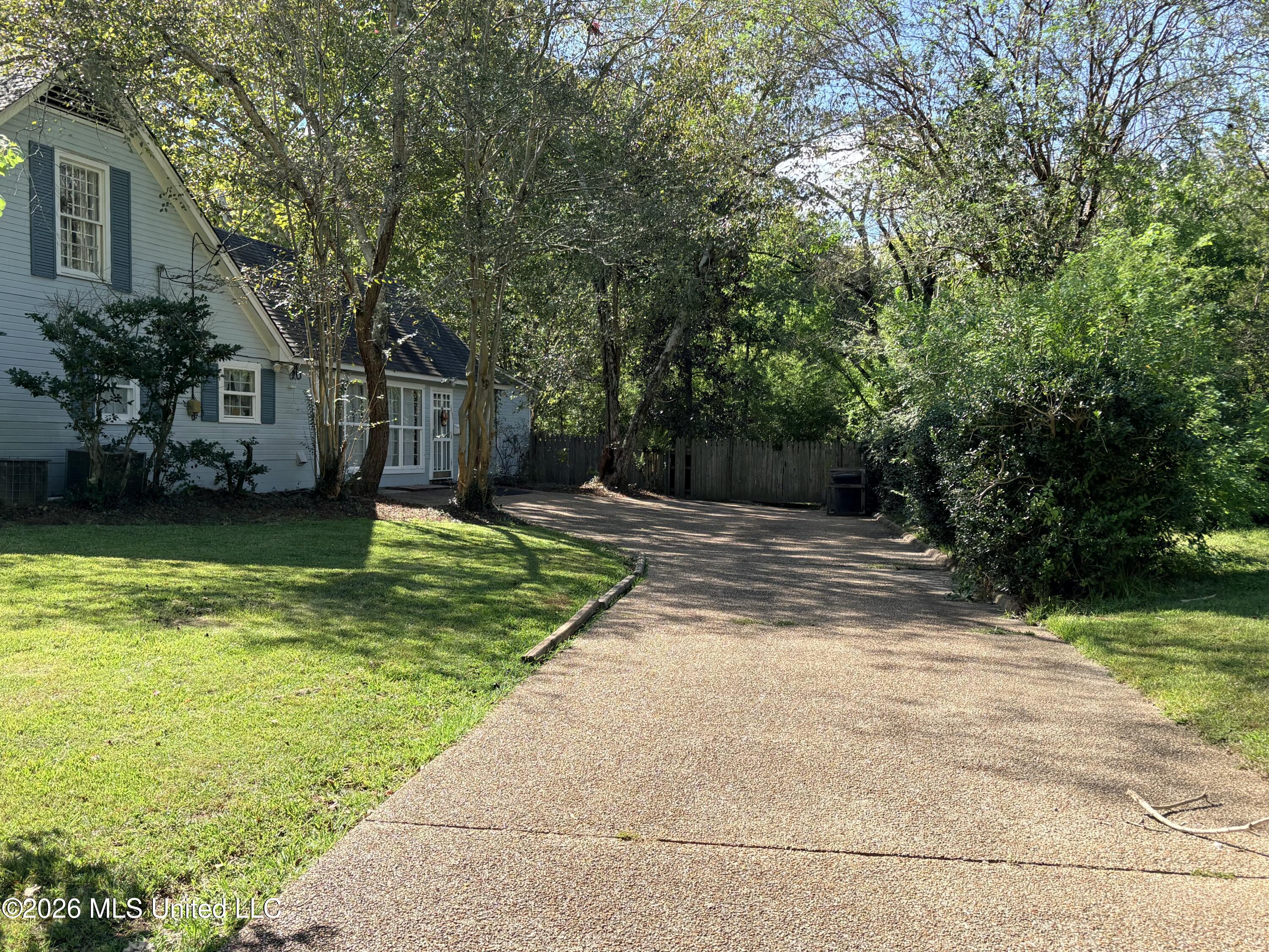 5103 Meadow Oaks Park Drive Property Photo 4