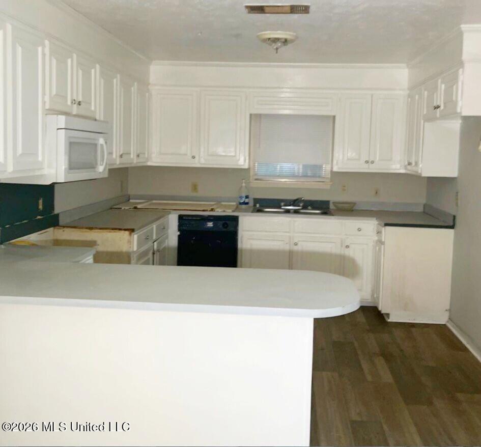 3323 Longwood Drive Property Photo 2