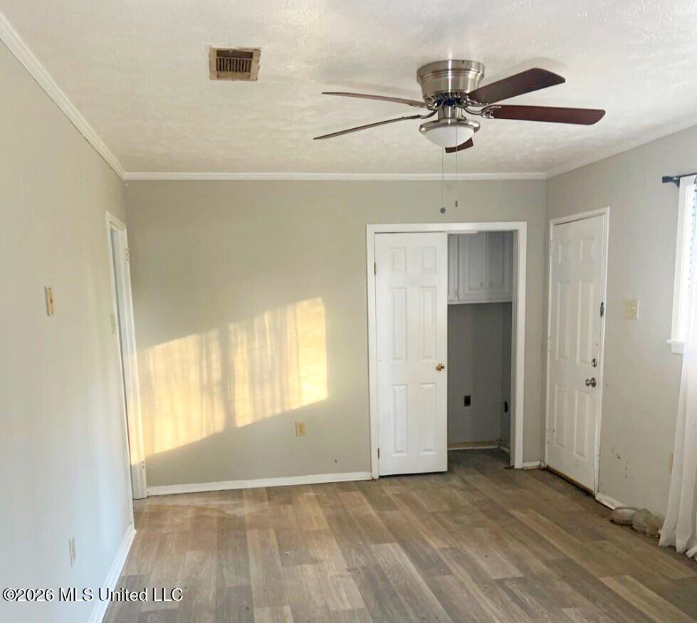 3323 Longwood Drive Property Photo 3