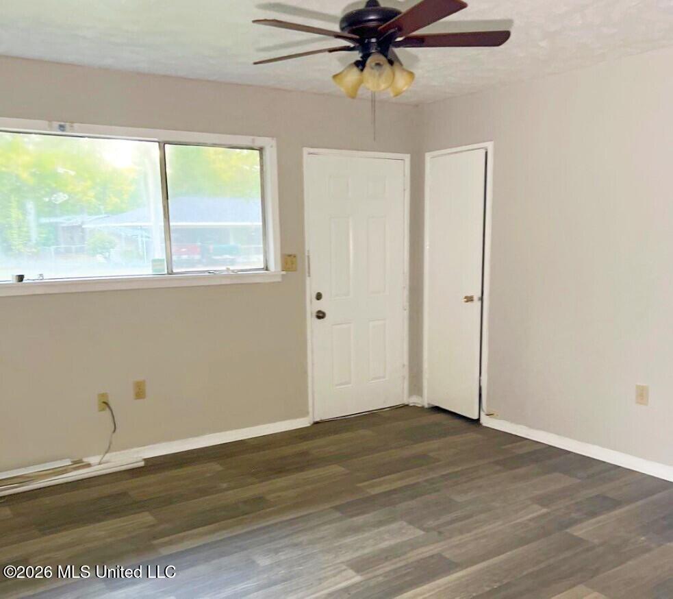 3323 Longwood Drive Property Photo 4