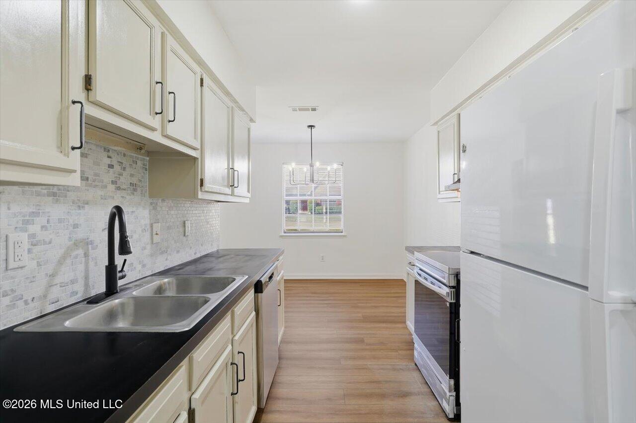 4615 Wyndallwood Drive Property Photo 10