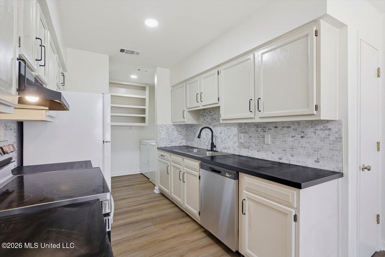 4615 Wyndallwood Drive Property Photo 12
