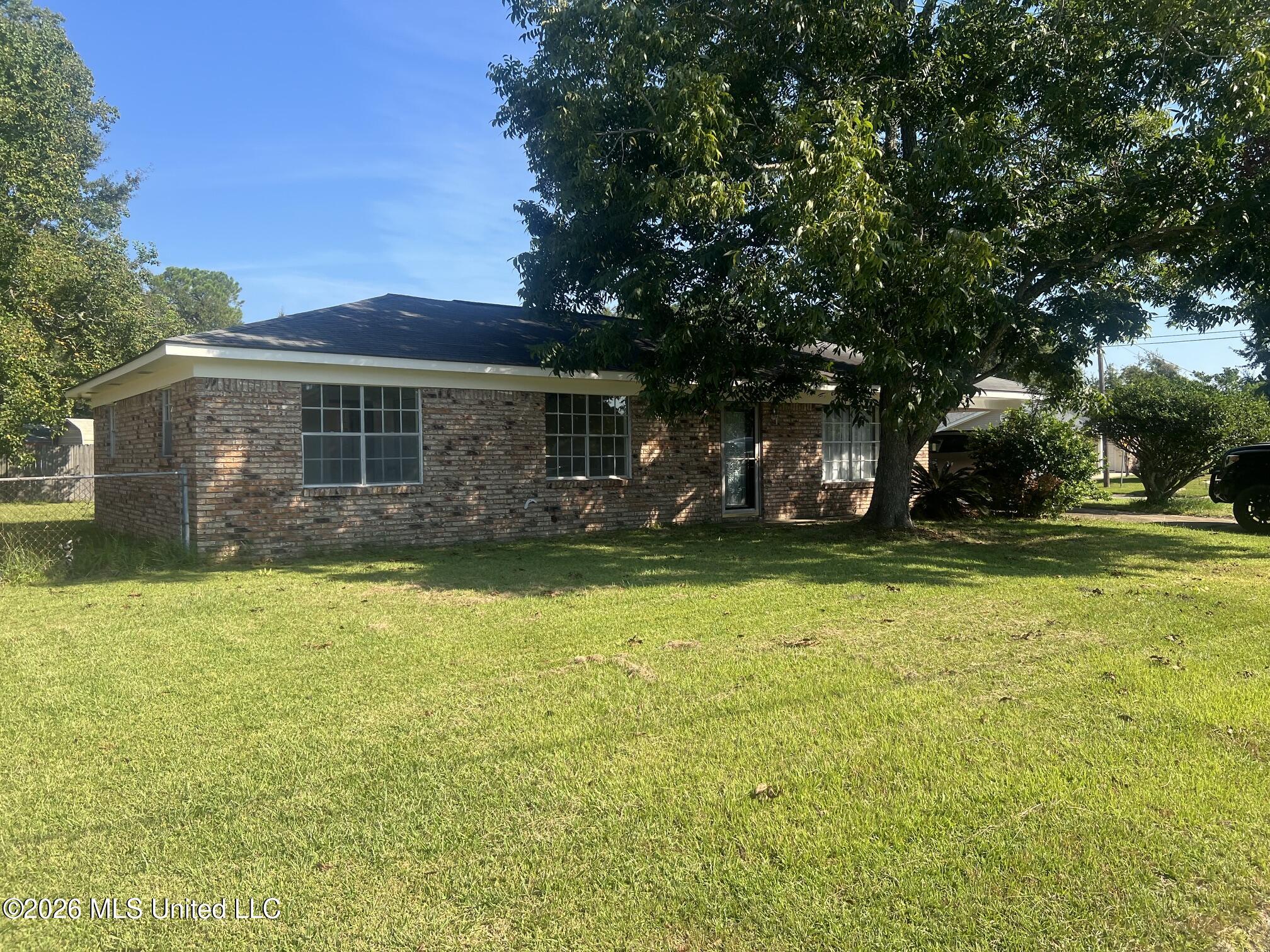 400 Larosa Road Property Photo 1