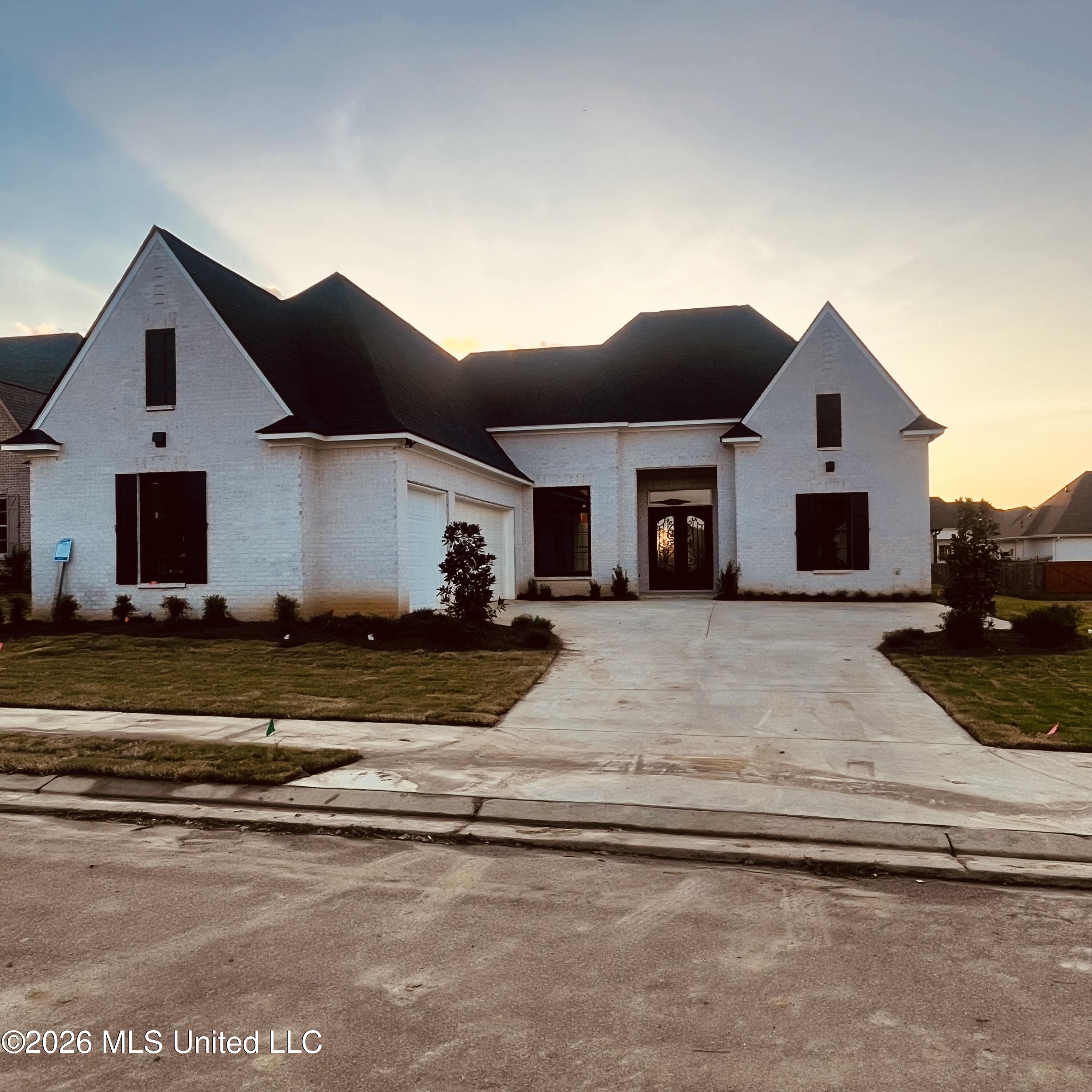 109 Venice Circle Property Photo 1