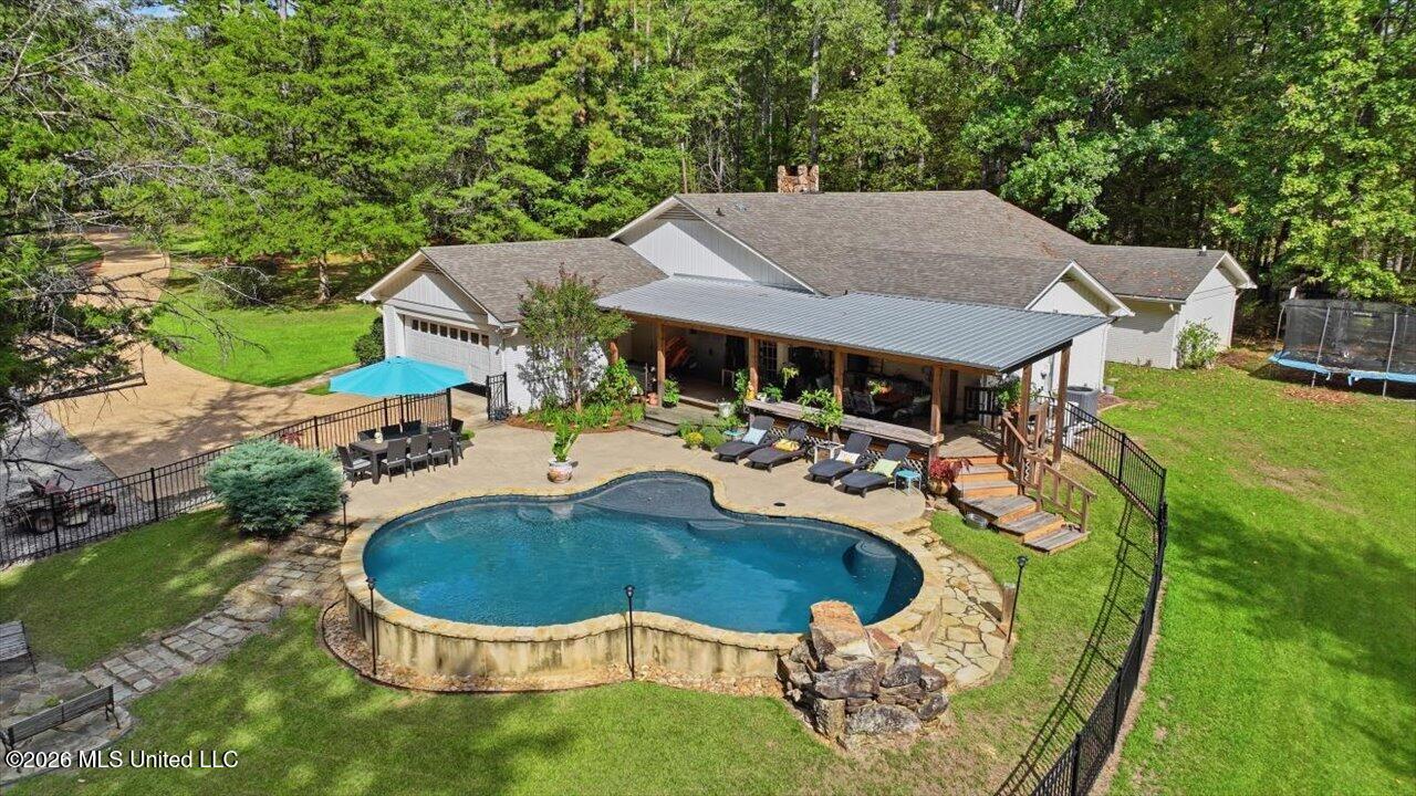 113 Quail Hollow Place Property Photo 3