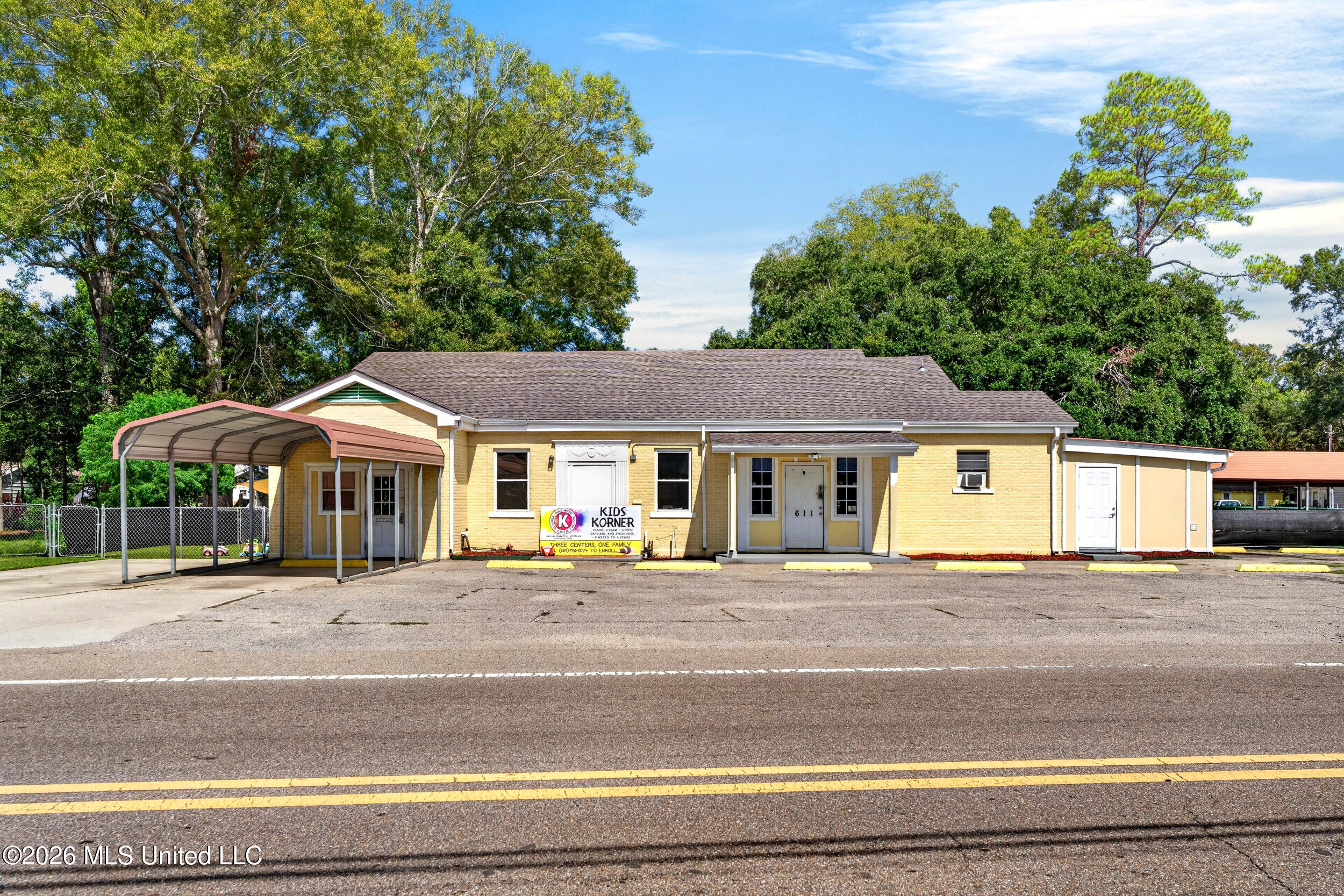 611 E Canal Street Property Photo 1