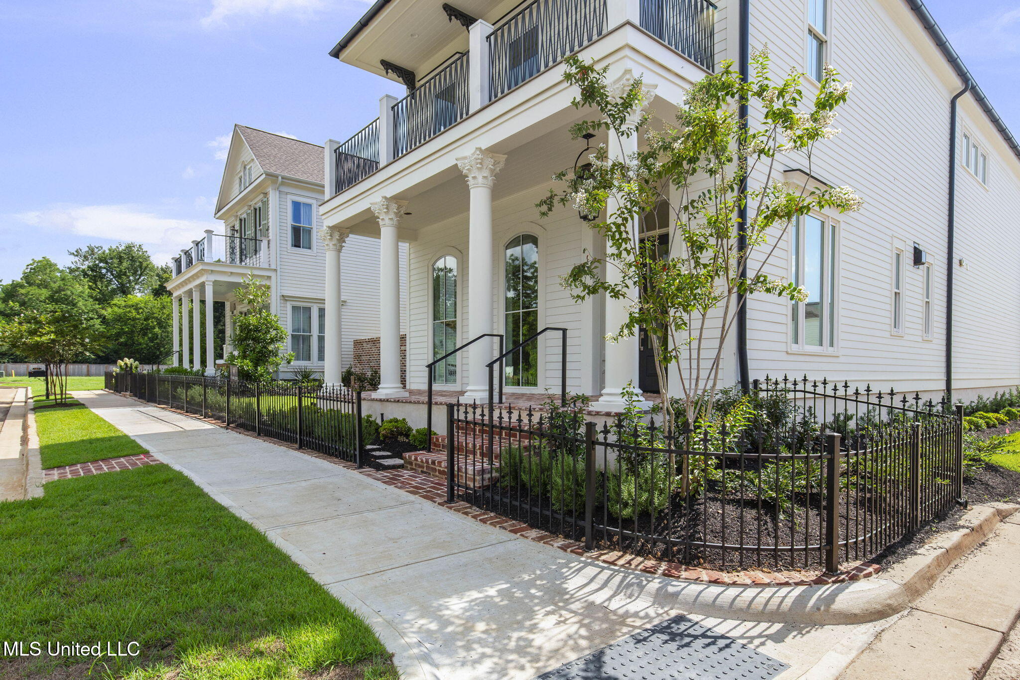 105 Prytania Street Property Photo 4