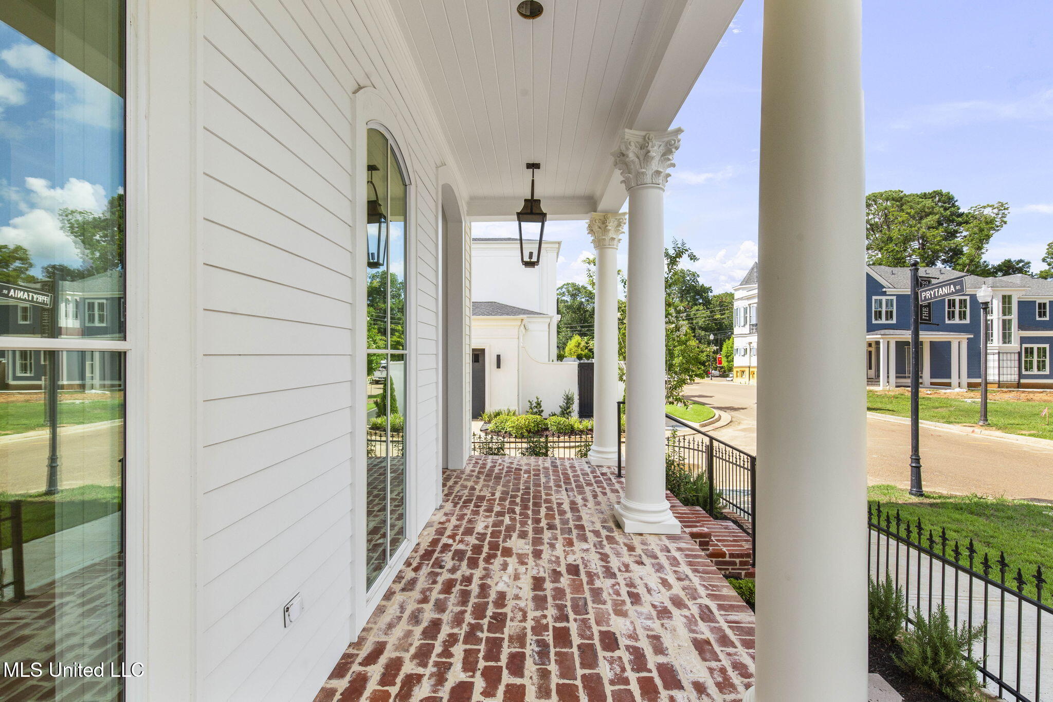105 Prytania Street Property Photo 10