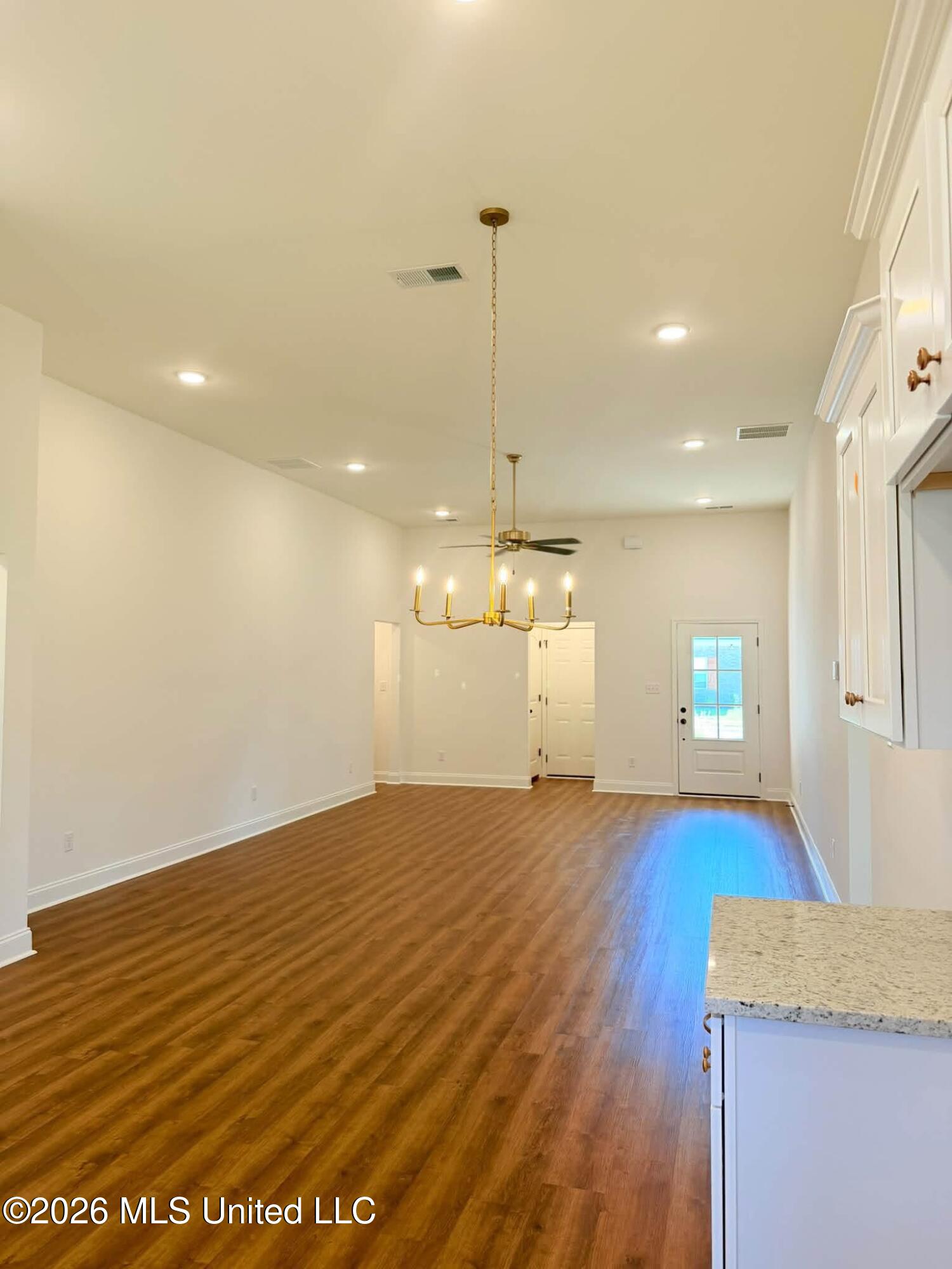 6068 Hickory Point Drive Property Photo 7
