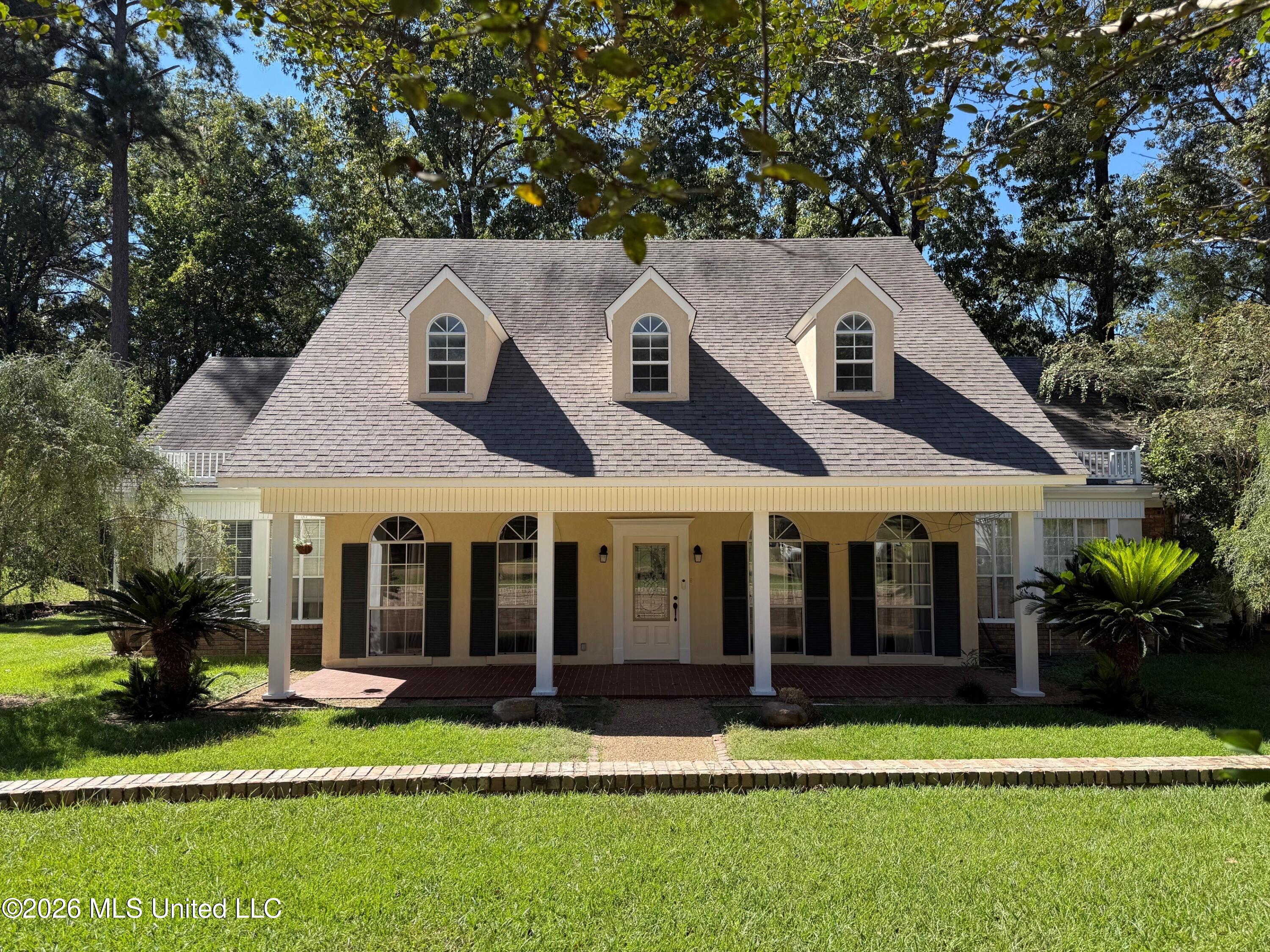 121 Woodhaven Drive Property Photo 1