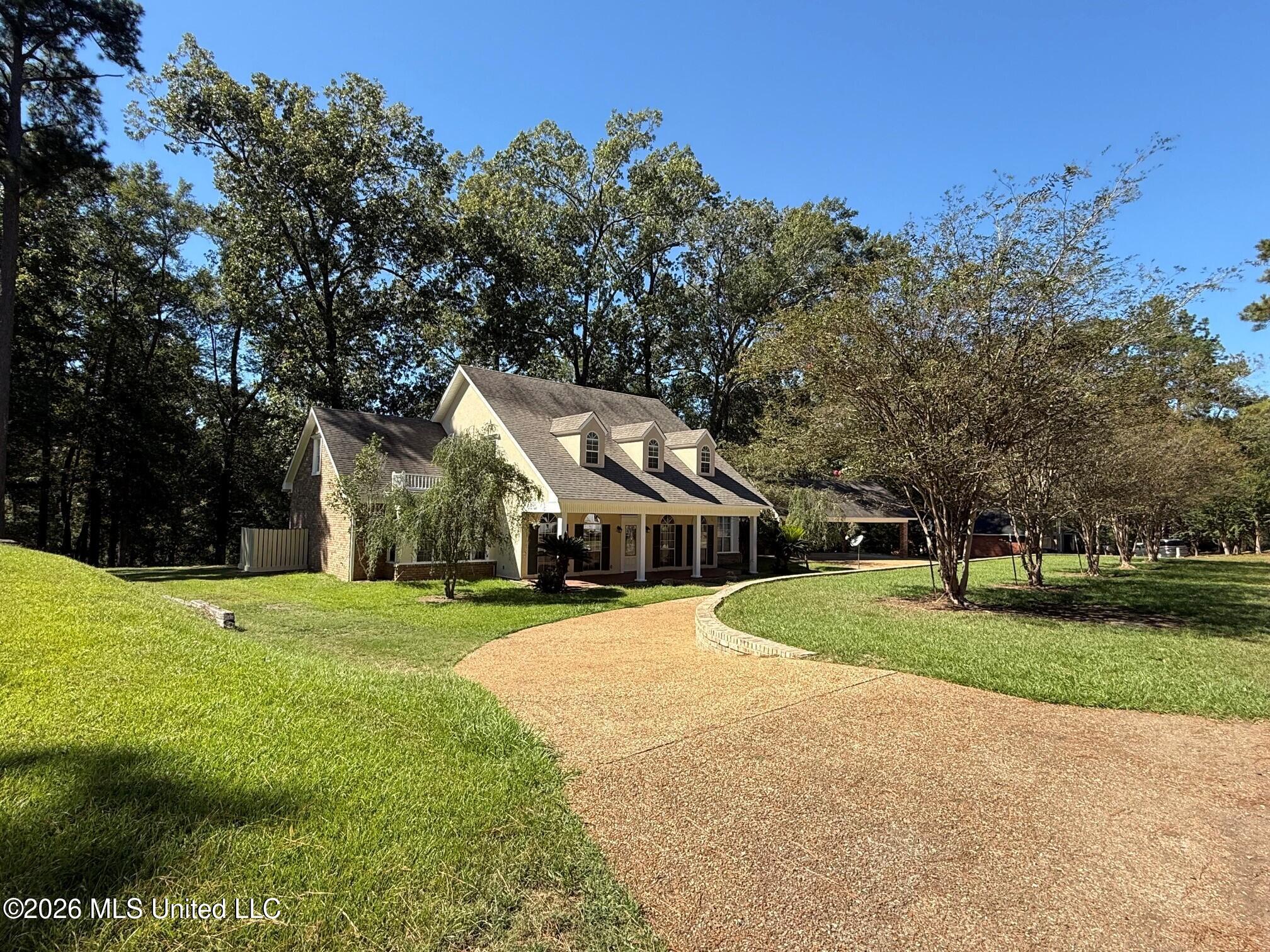 121 Woodhaven Drive Property Photo 3