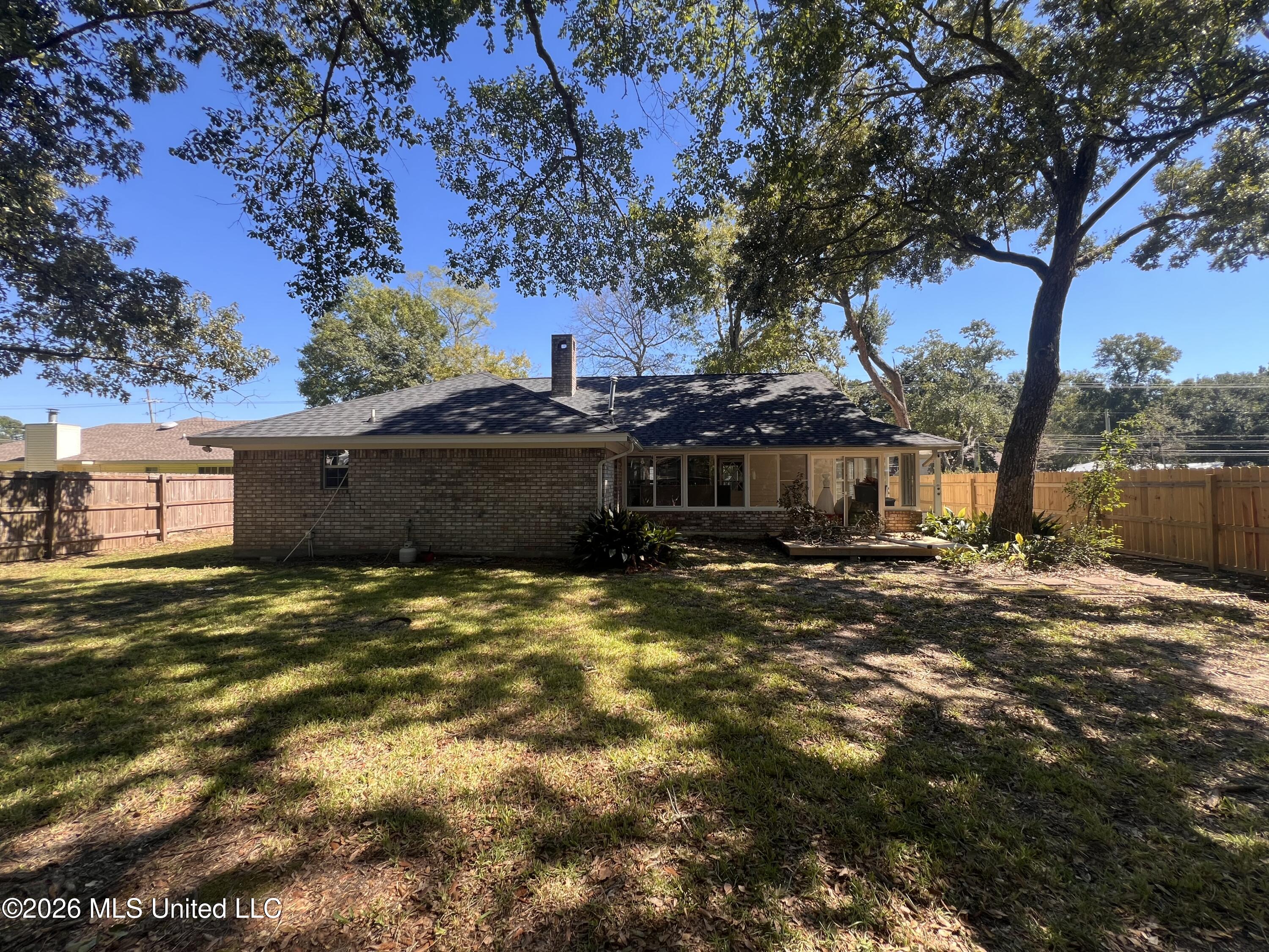 2621 Beachview Drive Property Photo 3