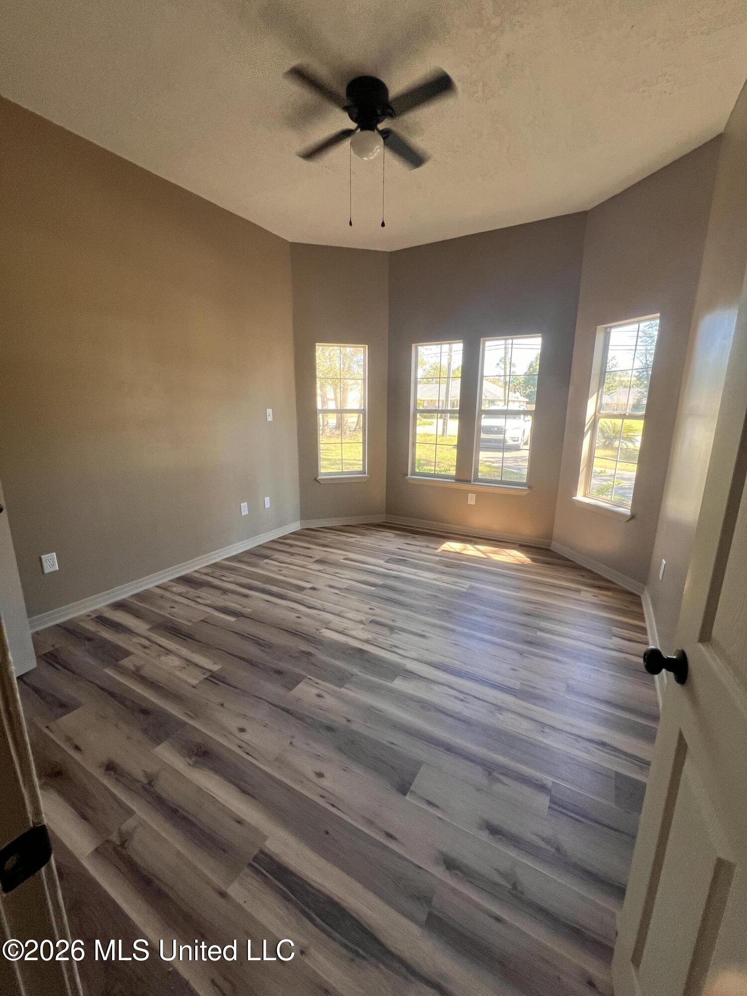 2621 Beachview Drive Property Photo 5