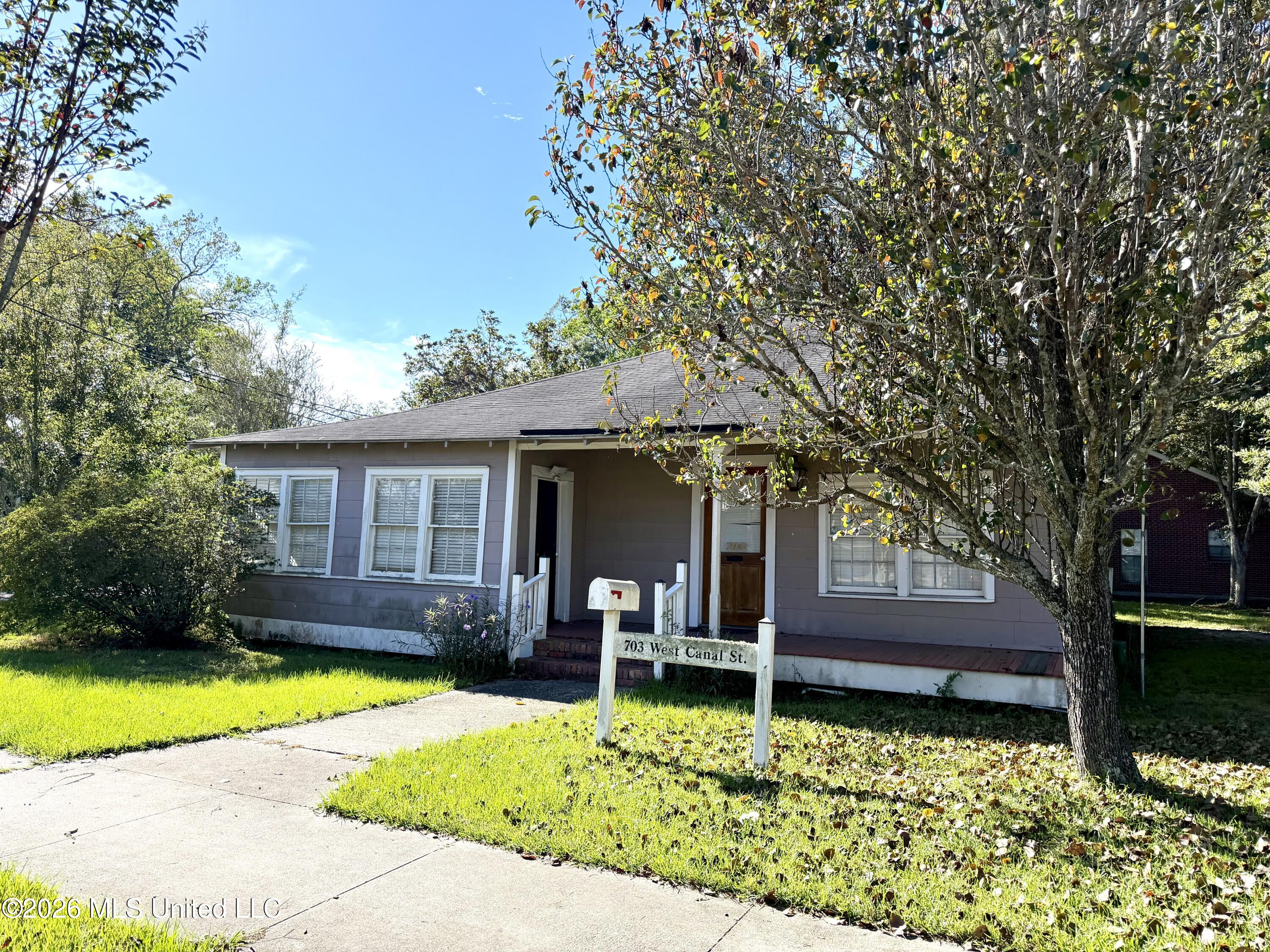 703 W Canal Street Property Photo 1