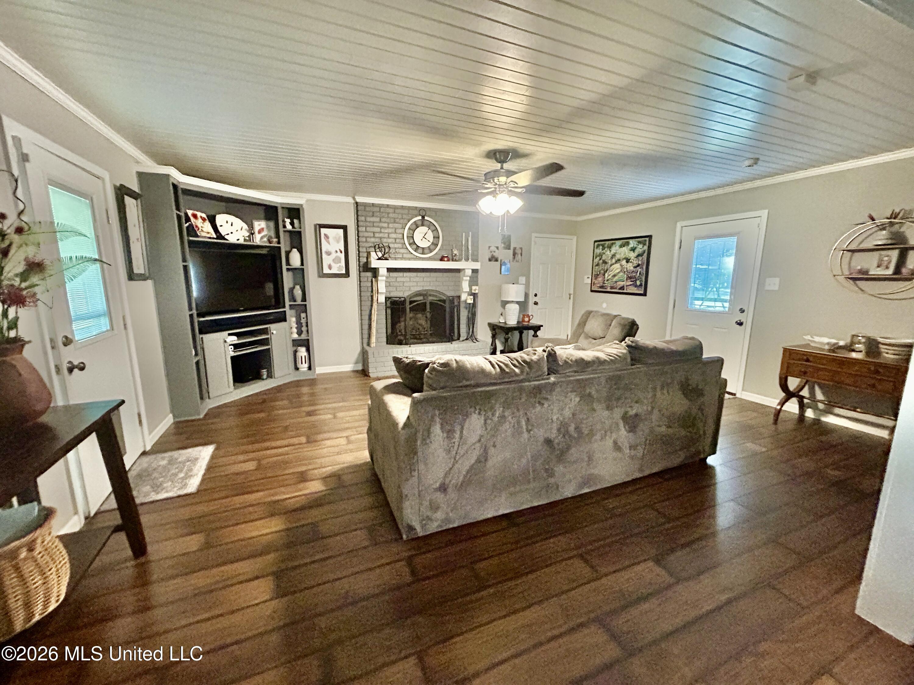 1124 Hawthorne Drive Property Photo 3