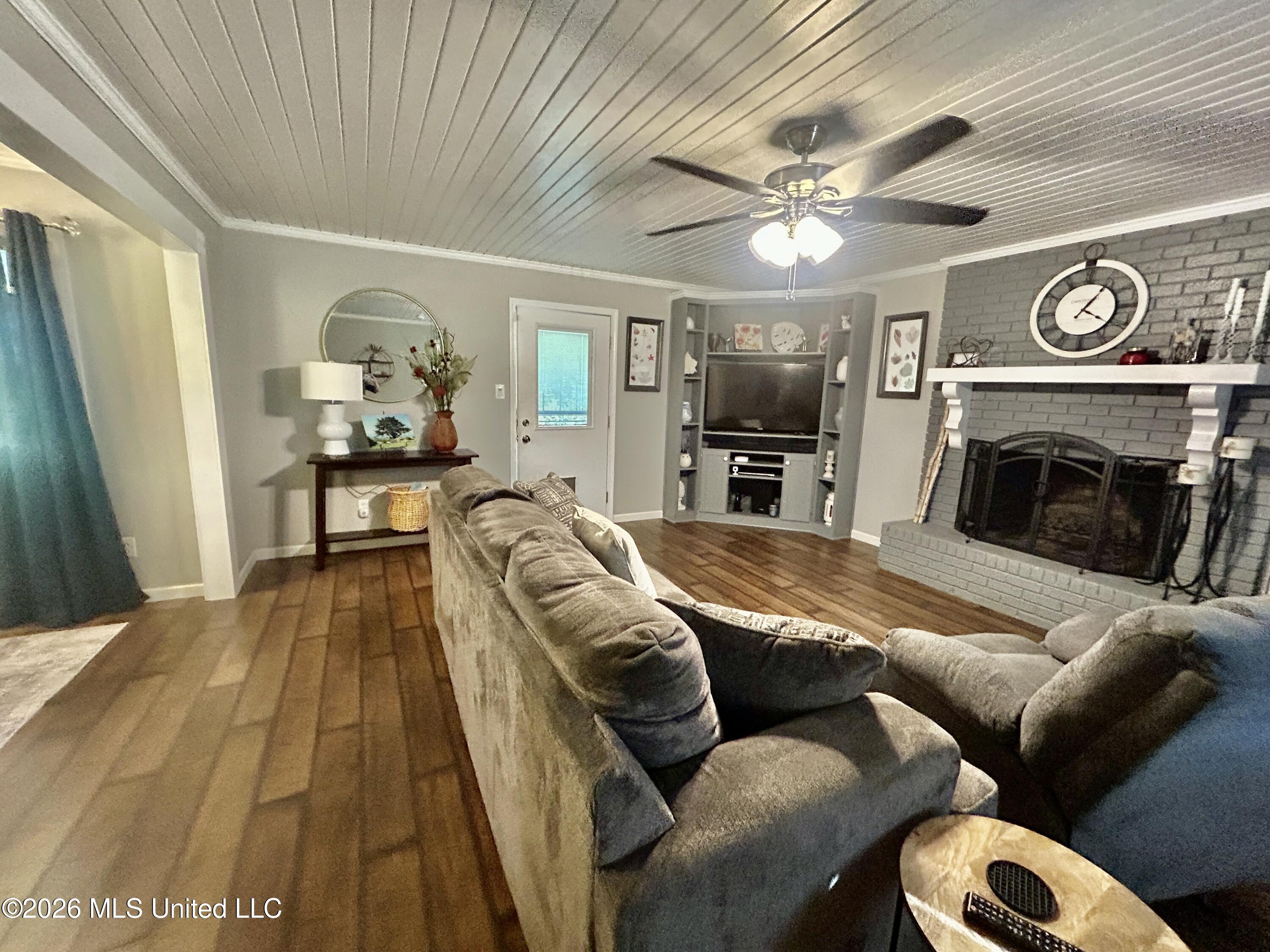 1124 Hawthorne Drive Property Photo 6