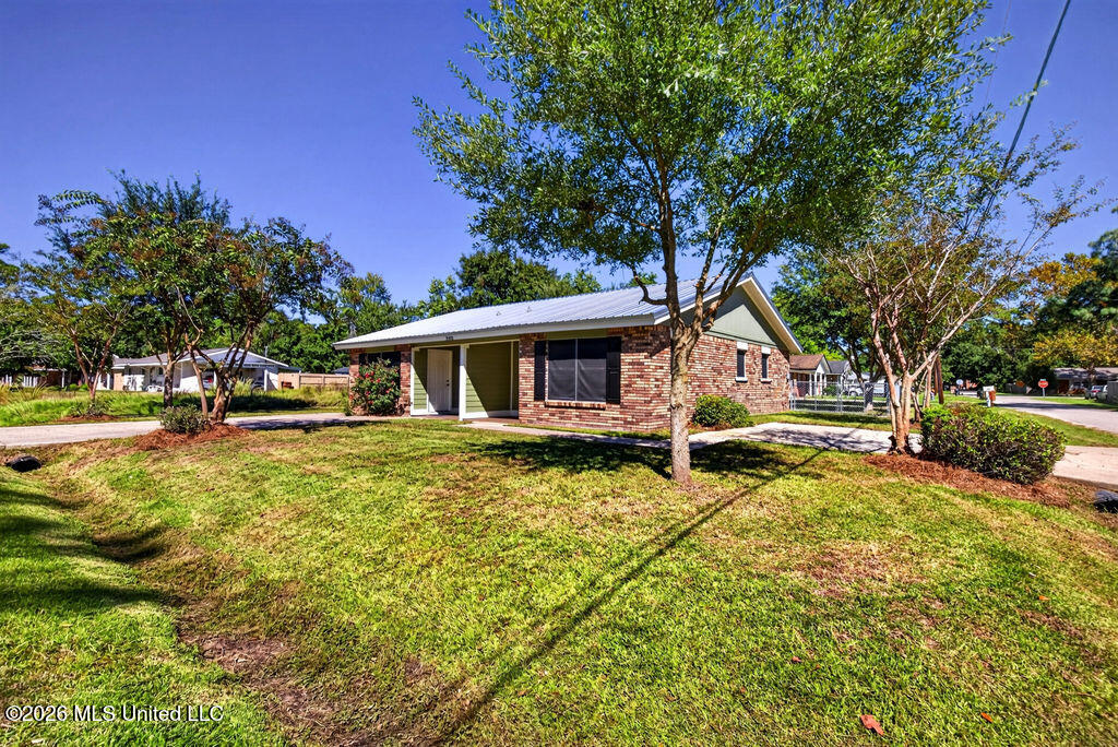300 Gates Avenue Property Photo 3