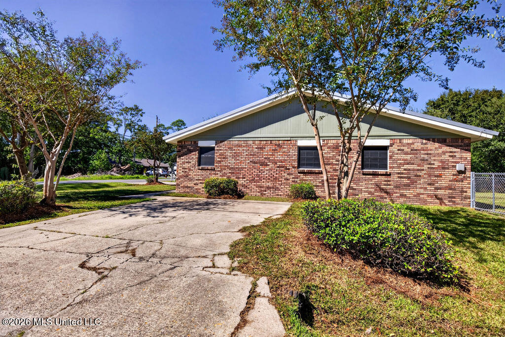 300 Gates Avenue Property Photo 4