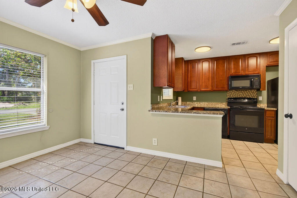 300 Gates Avenue Property Photo 7