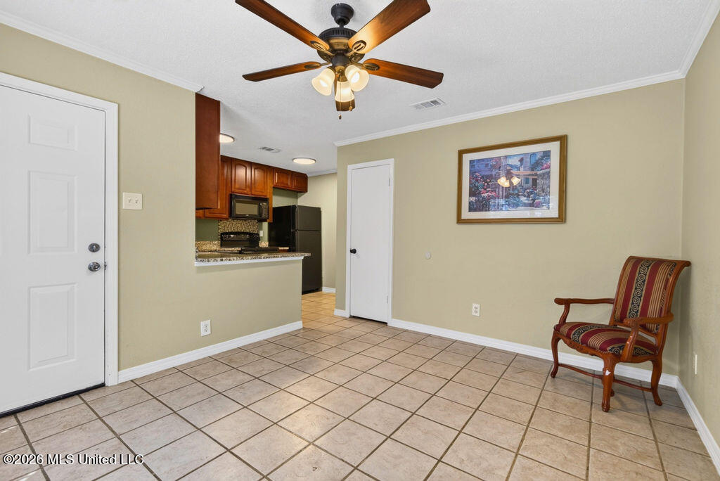 300 Gates Avenue Property Photo 8