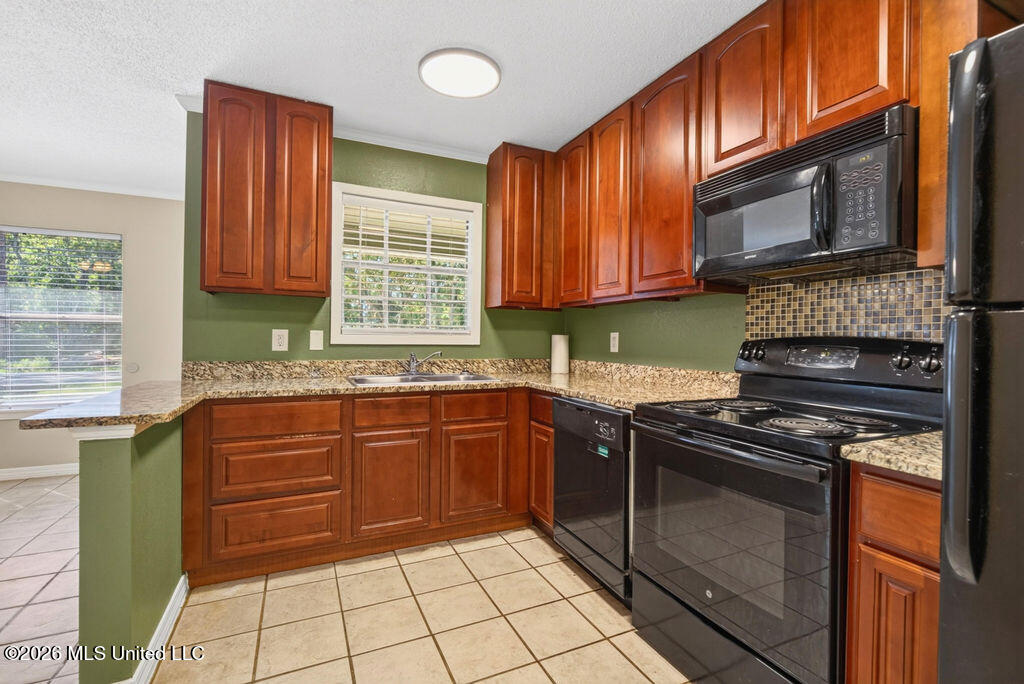 300 Gates Avenue Property Photo 10