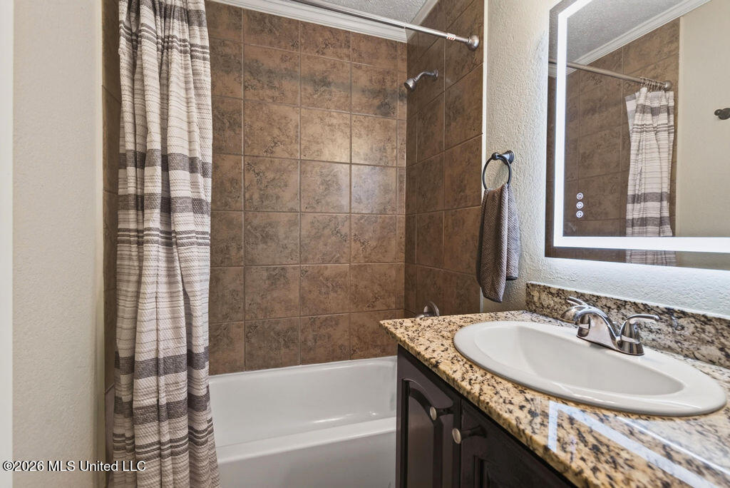 300 Gates Avenue Property Photo 15