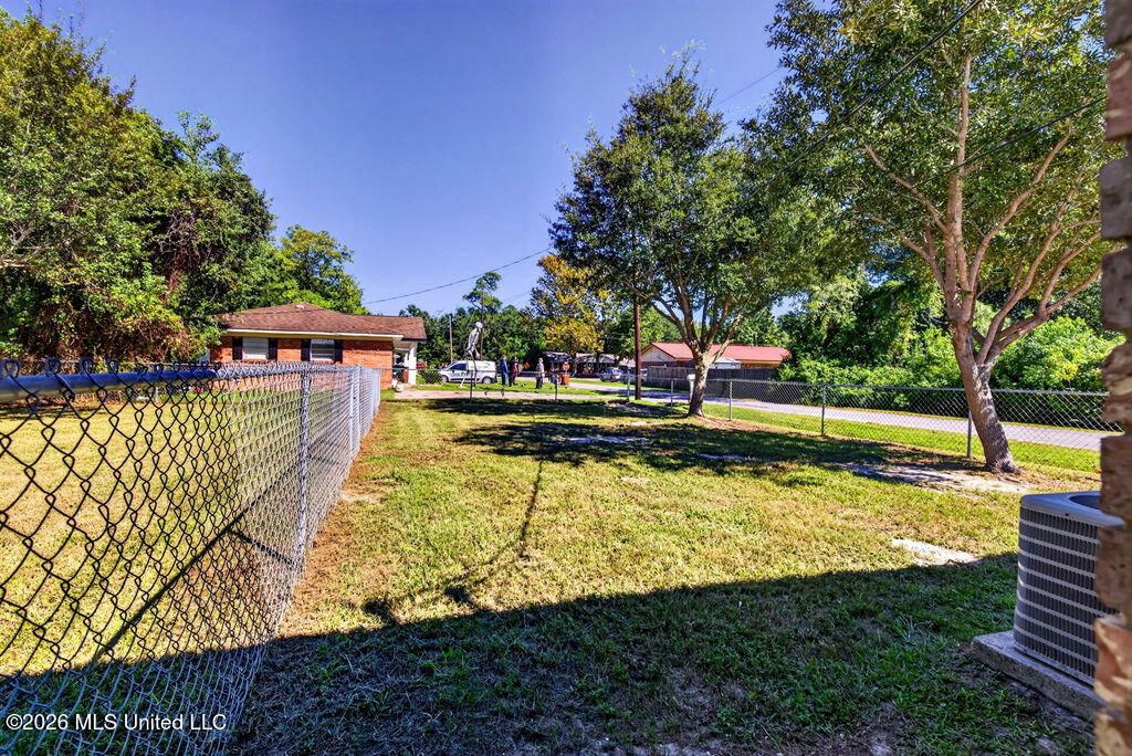 300 Gates Avenue Property Photo 17