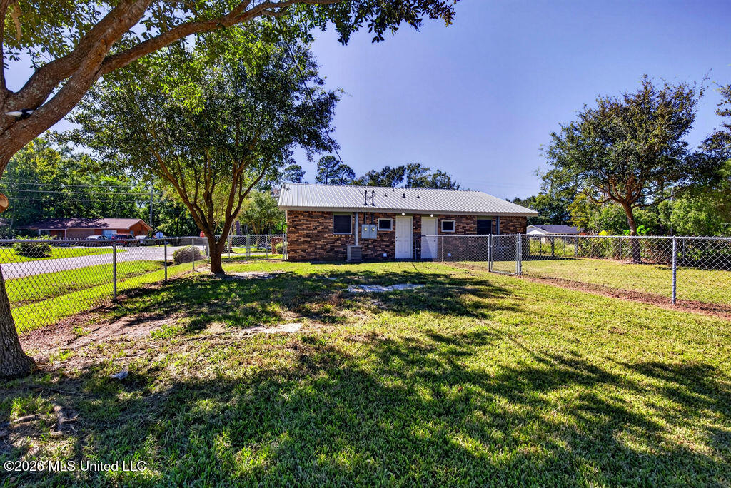 300 Gates Avenue Property Photo 18