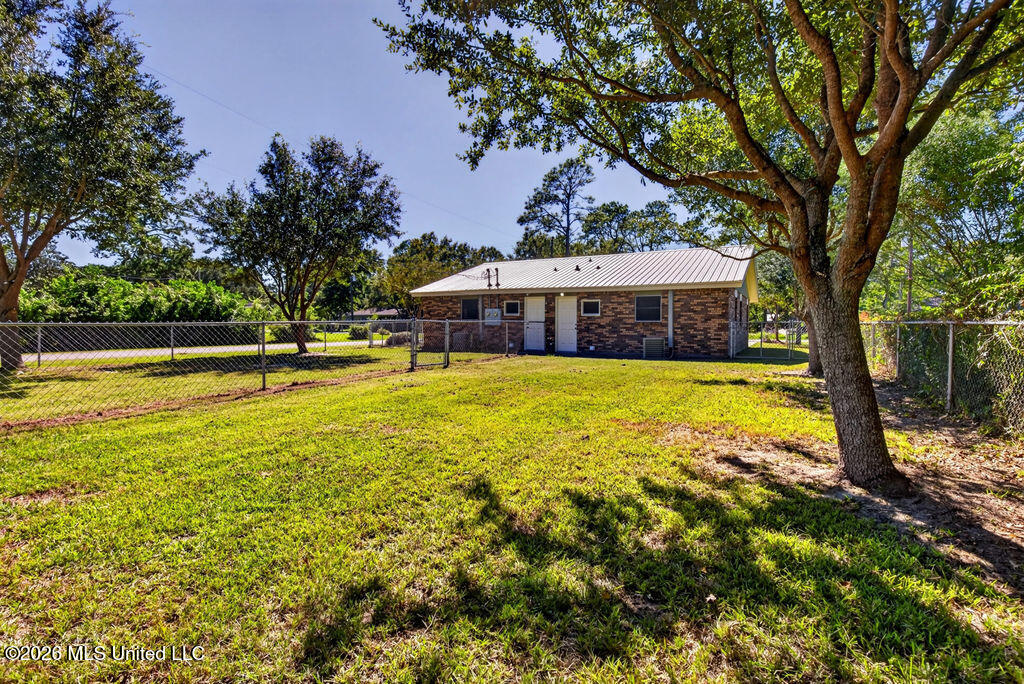 300 Gates Avenue Property Photo 33