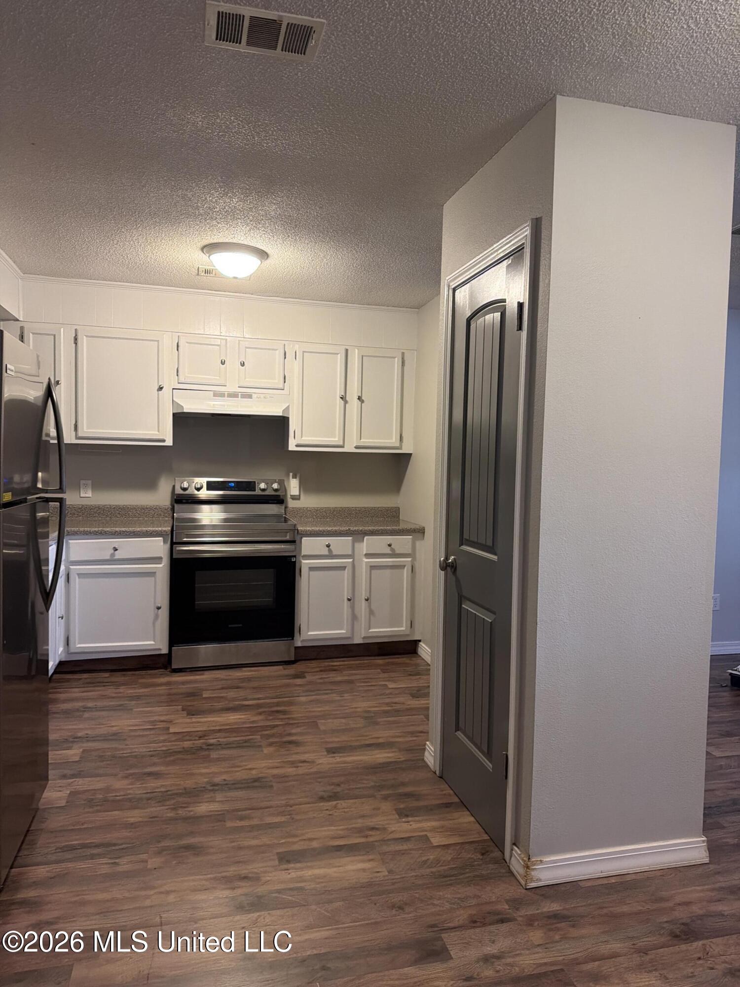 16 Meadows Street Property Photo 3