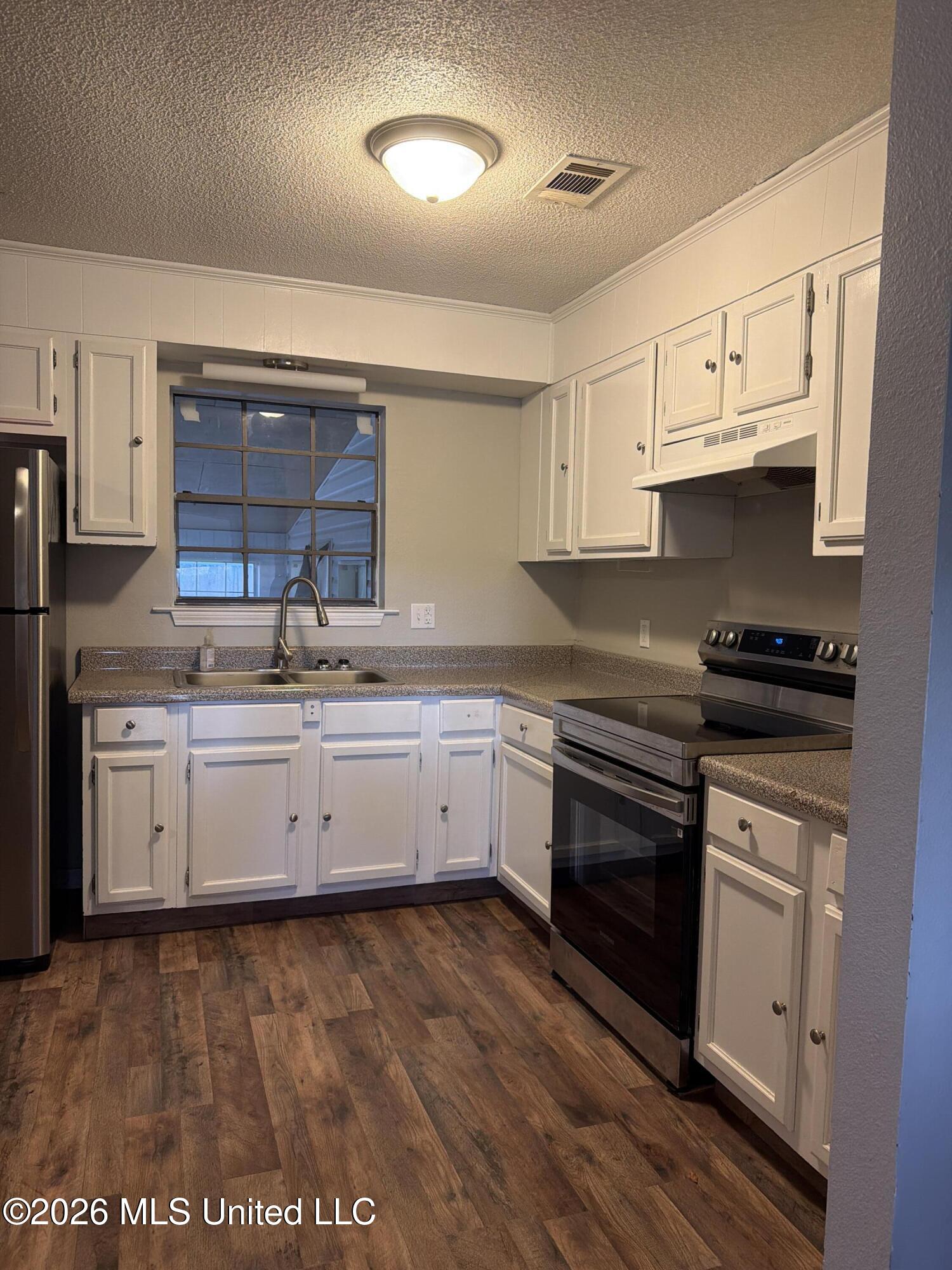 16 Meadows Street Property Photo 14