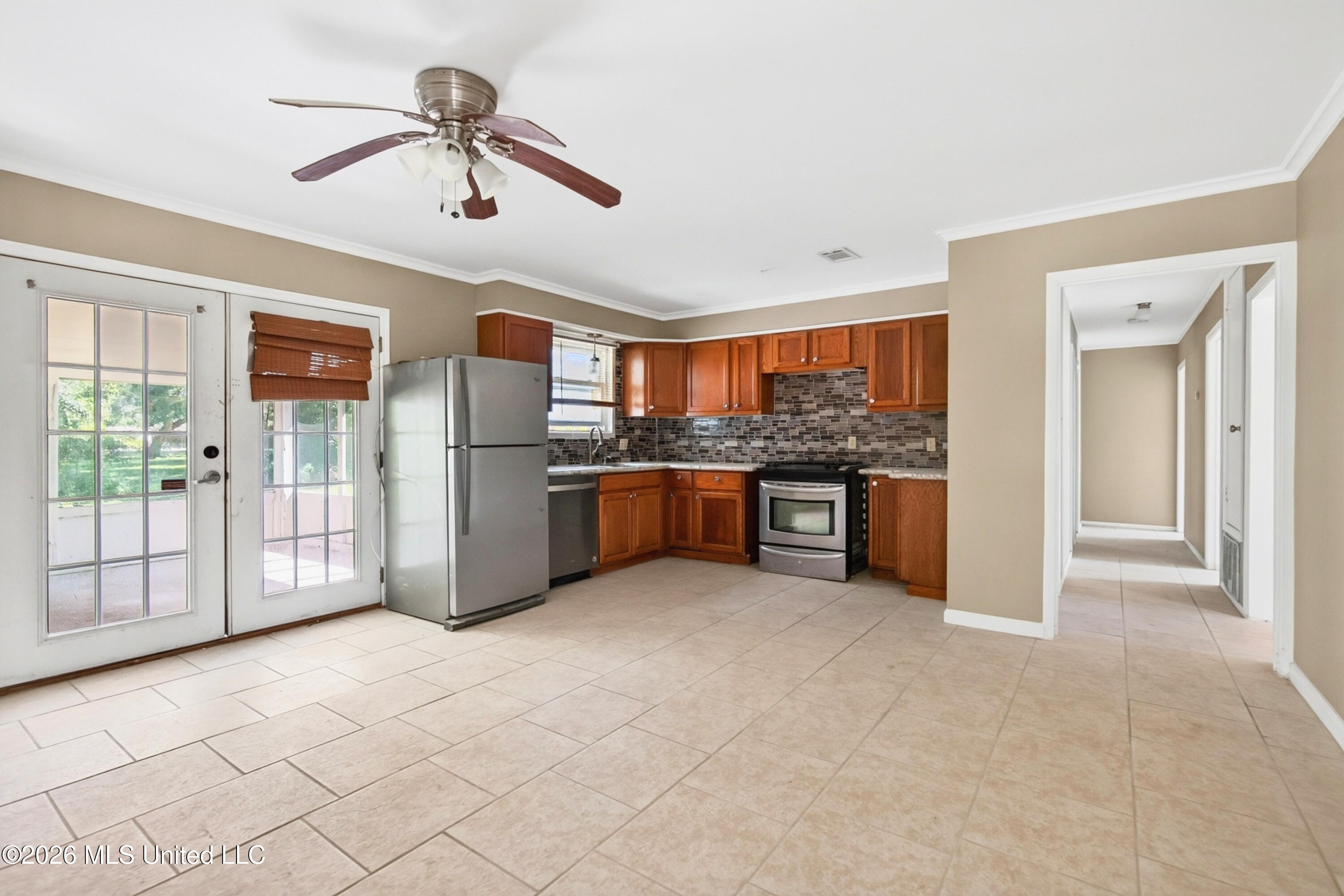 626 S Sherwood Drive Property Photo 3