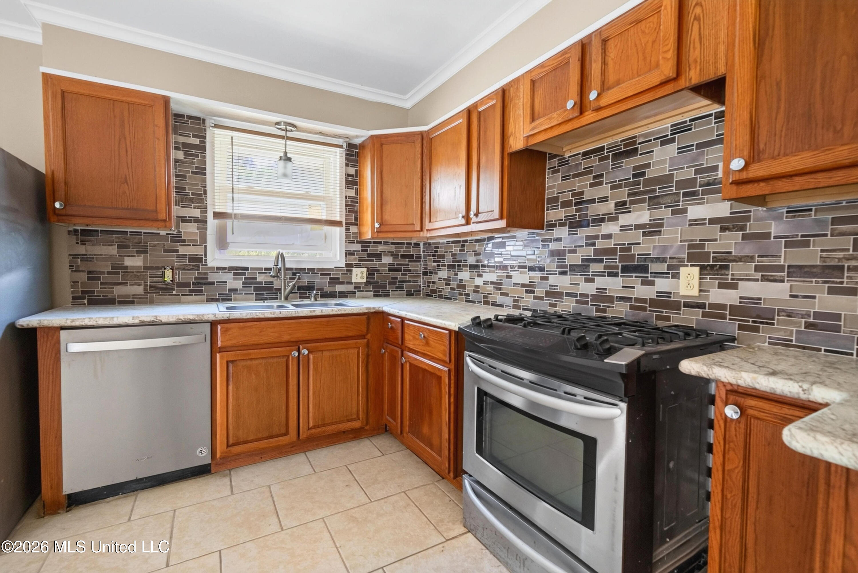 626 S Sherwood Drive Property Photo 4