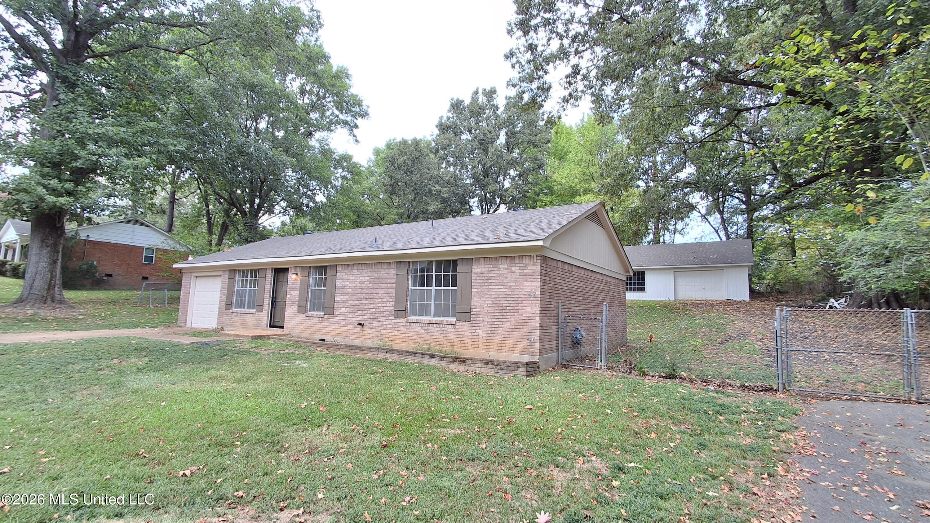 5562 Caroline Drive Property Photo 3