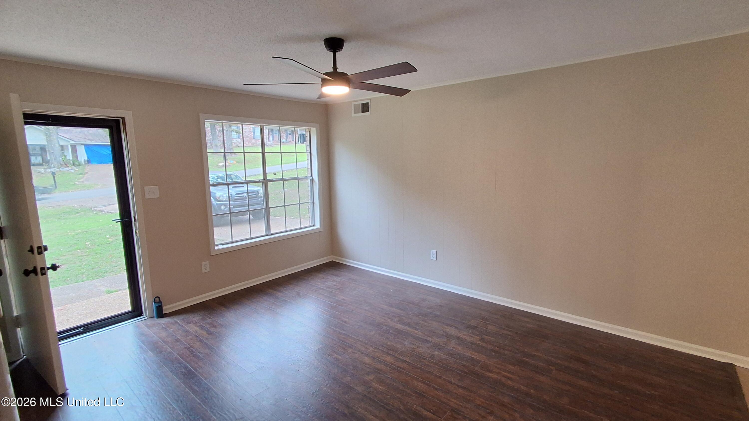 5562 Caroline Drive Property Photo 4