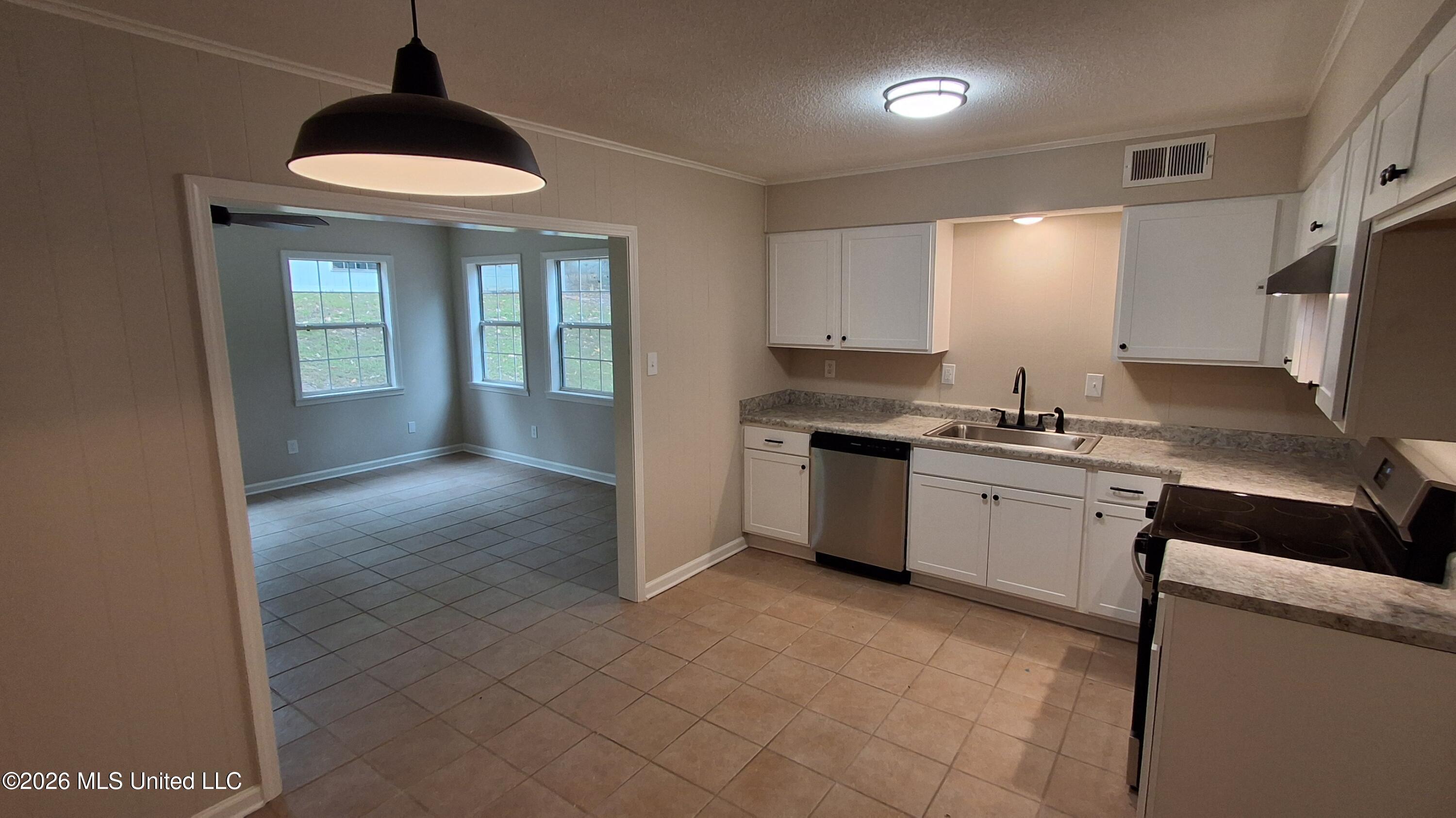 5562 Caroline Drive Property Photo 6
