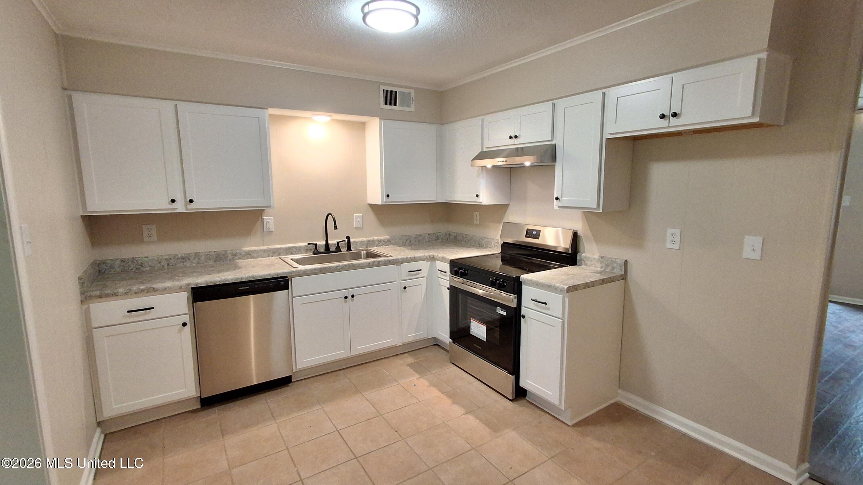 5562 Caroline Drive Property Photo 7