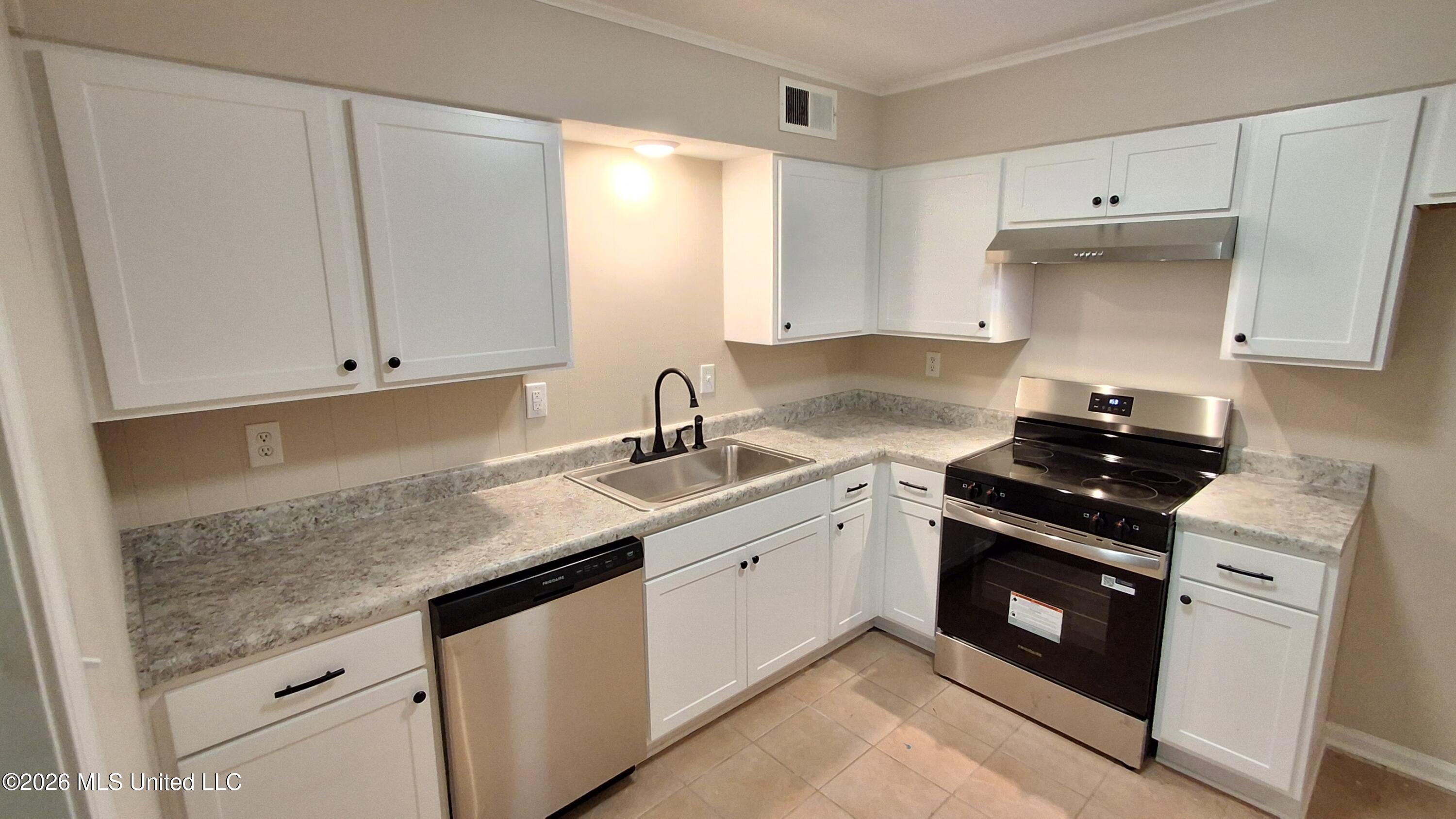 5562 Caroline Drive Property Photo 8