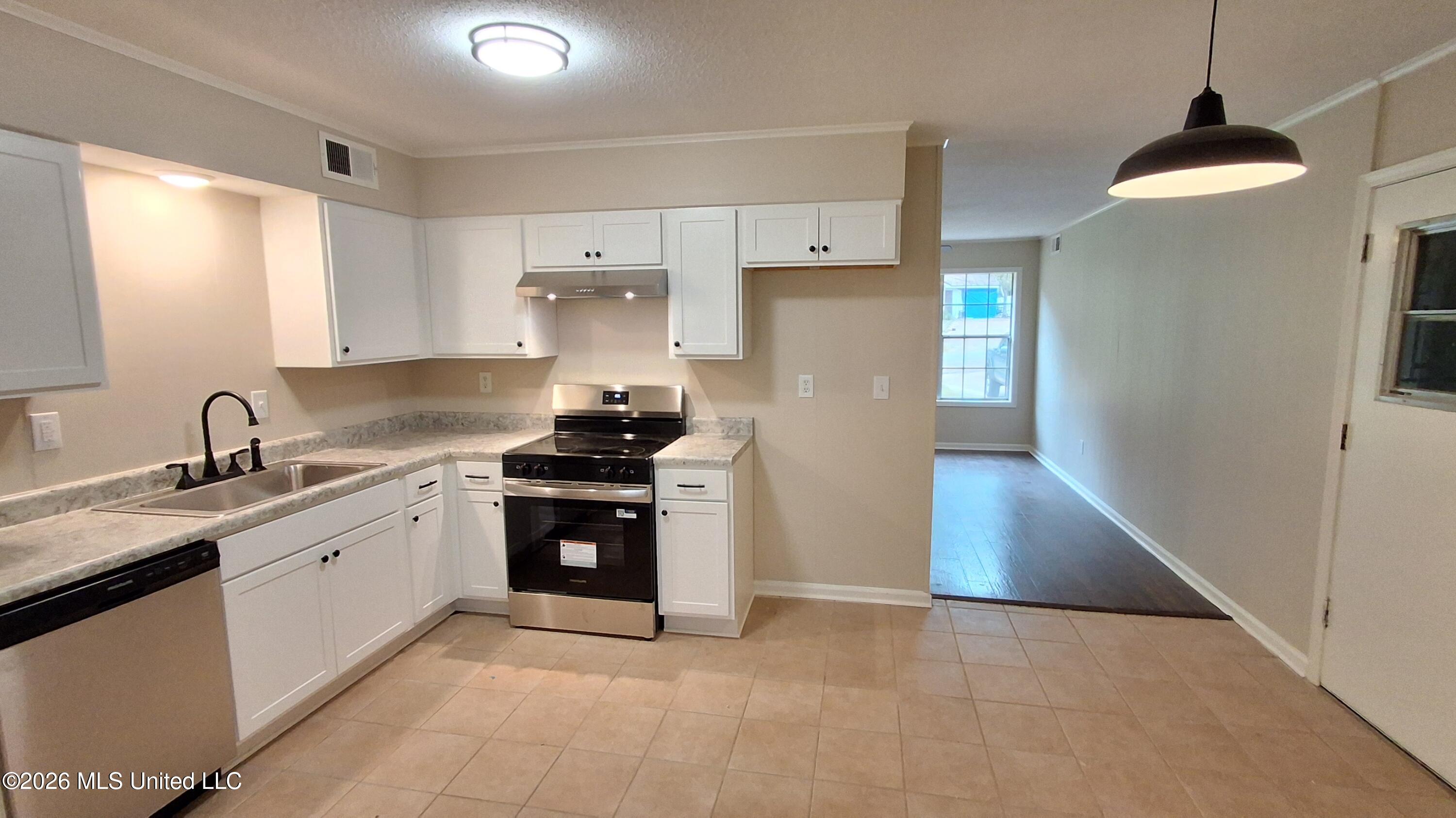 5562 Caroline Drive Property Photo 9