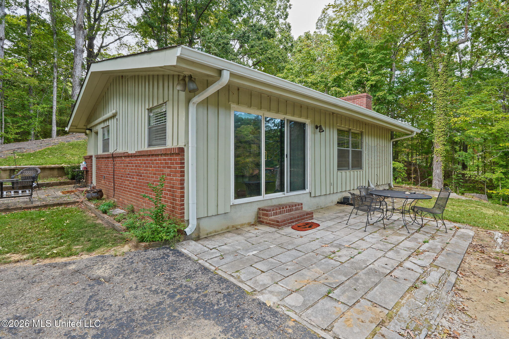 2815 Woodland Lake Drive Property Photo 1