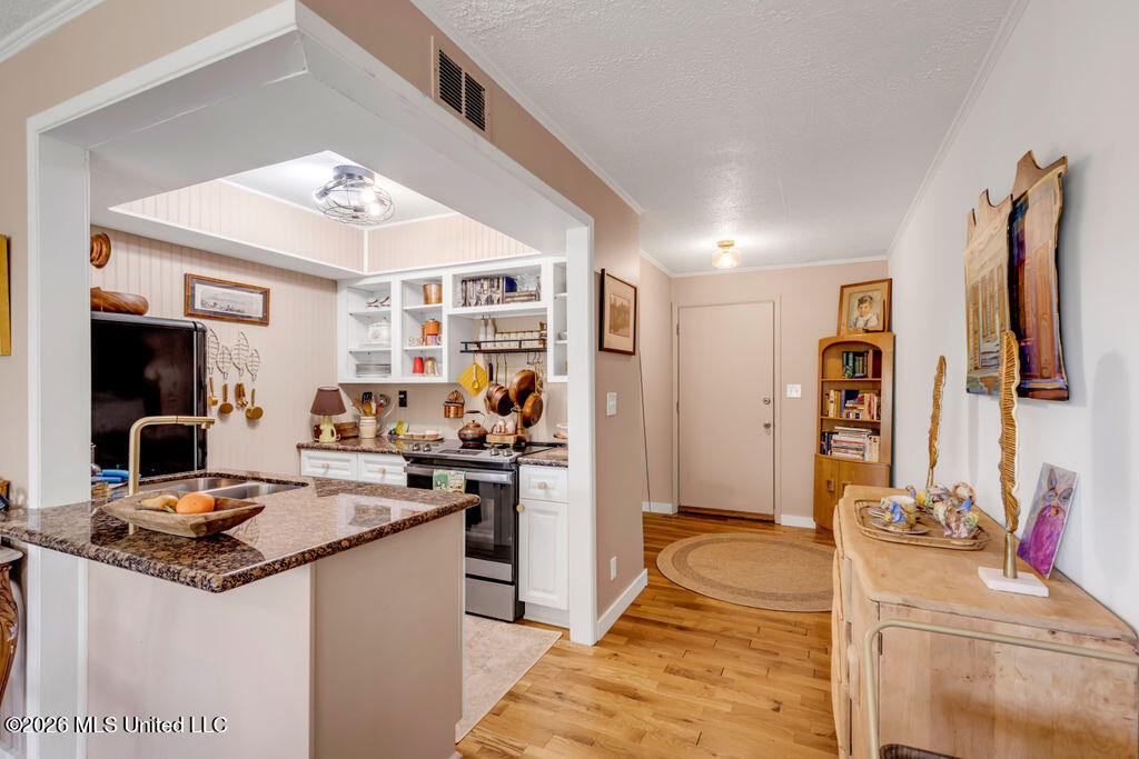 205 Lanai Village Property Photo 6