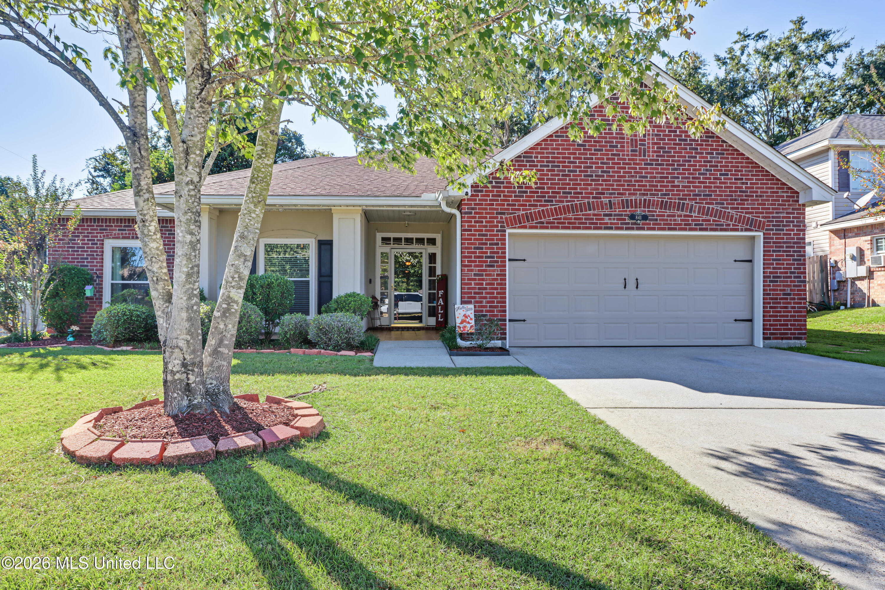 841 Ellington Drive Property Photo 1
