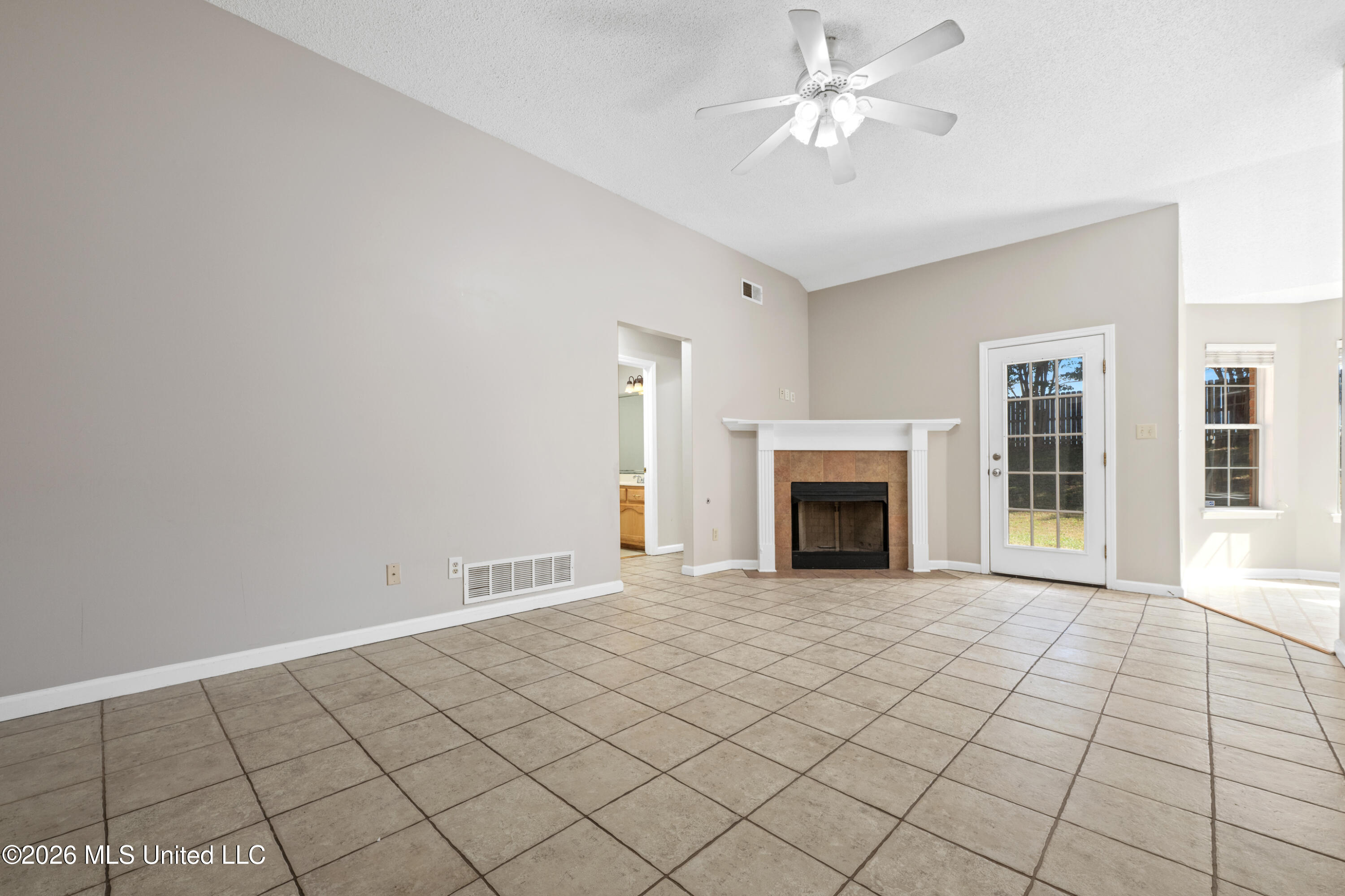 8224 Clubview Drive Property Photo 8