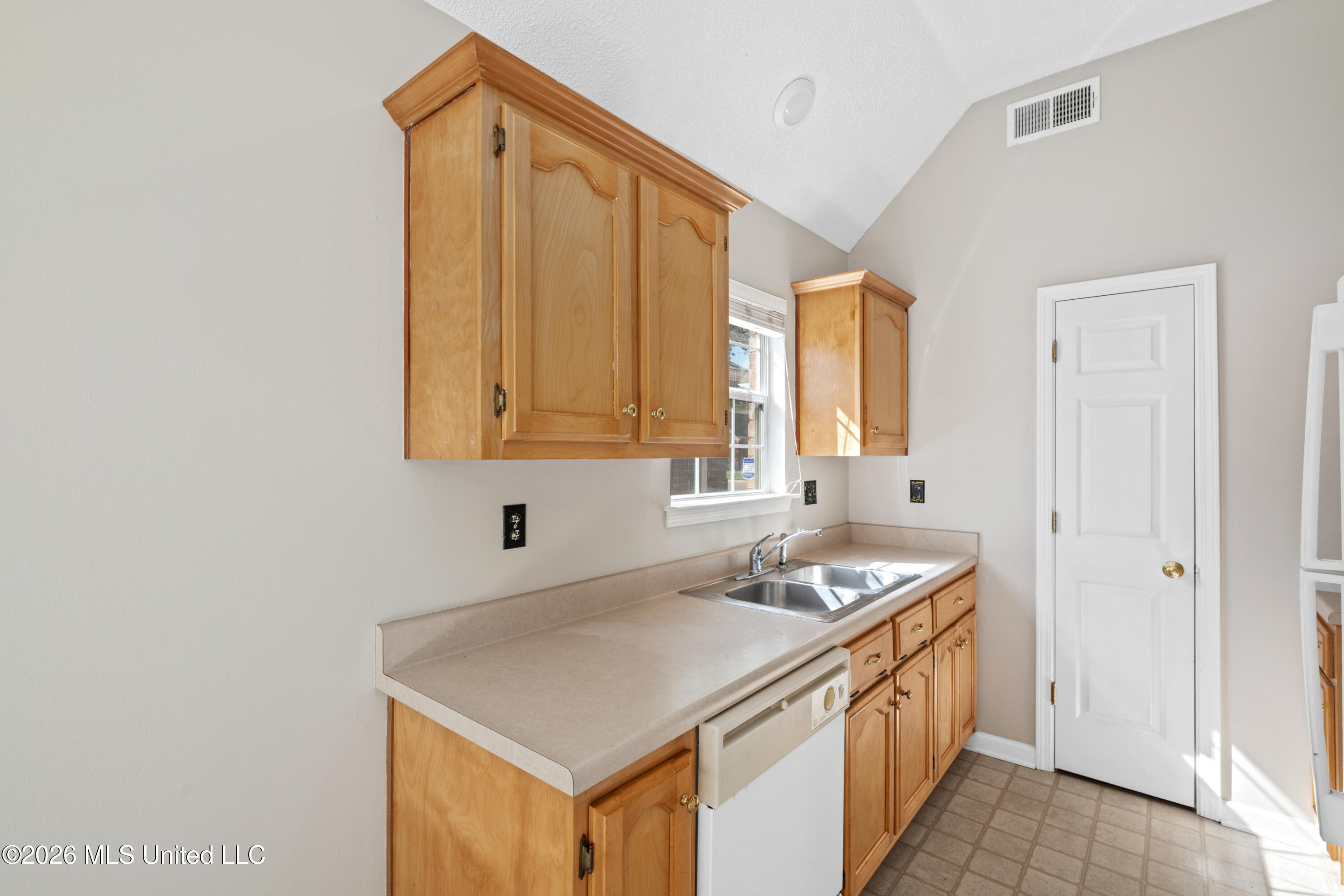 8224 Clubview Drive Property Photo 16