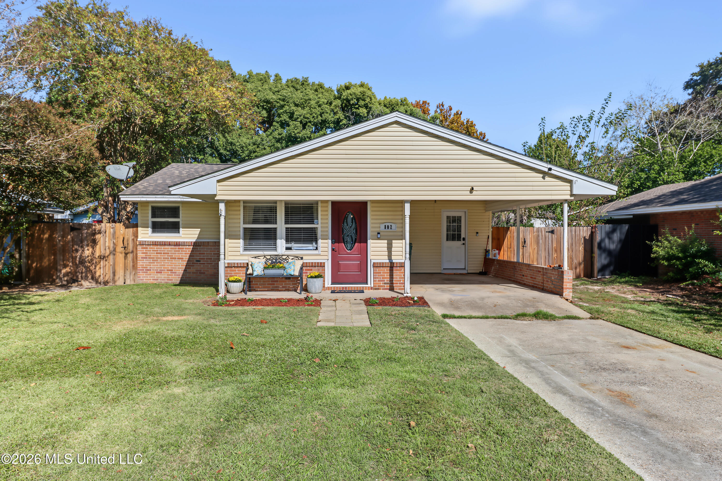 802 Mills Avenue Property Photo 1
