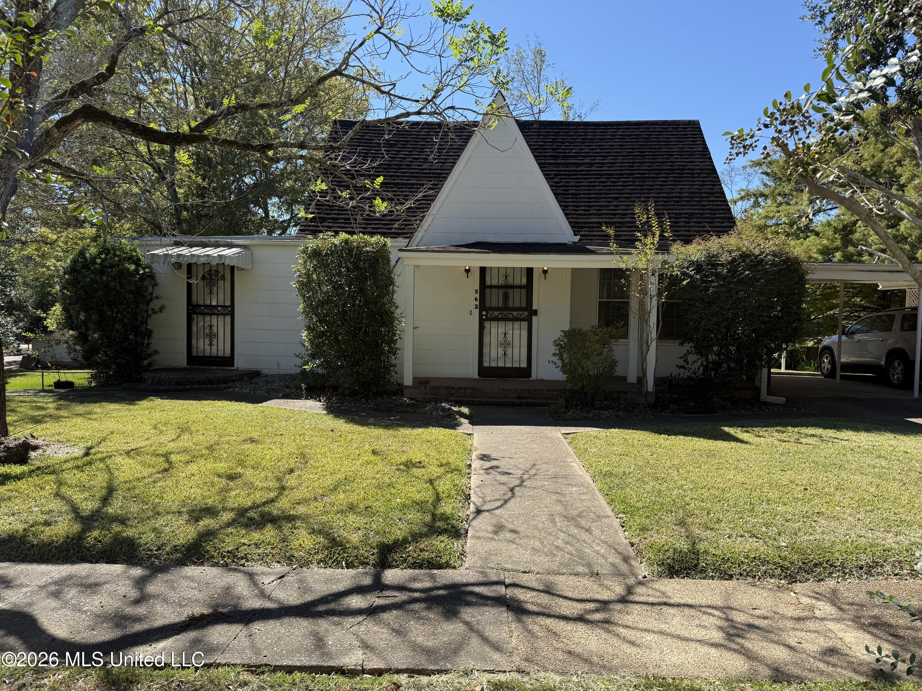 562 Ratcliff Place Property Photo 2
