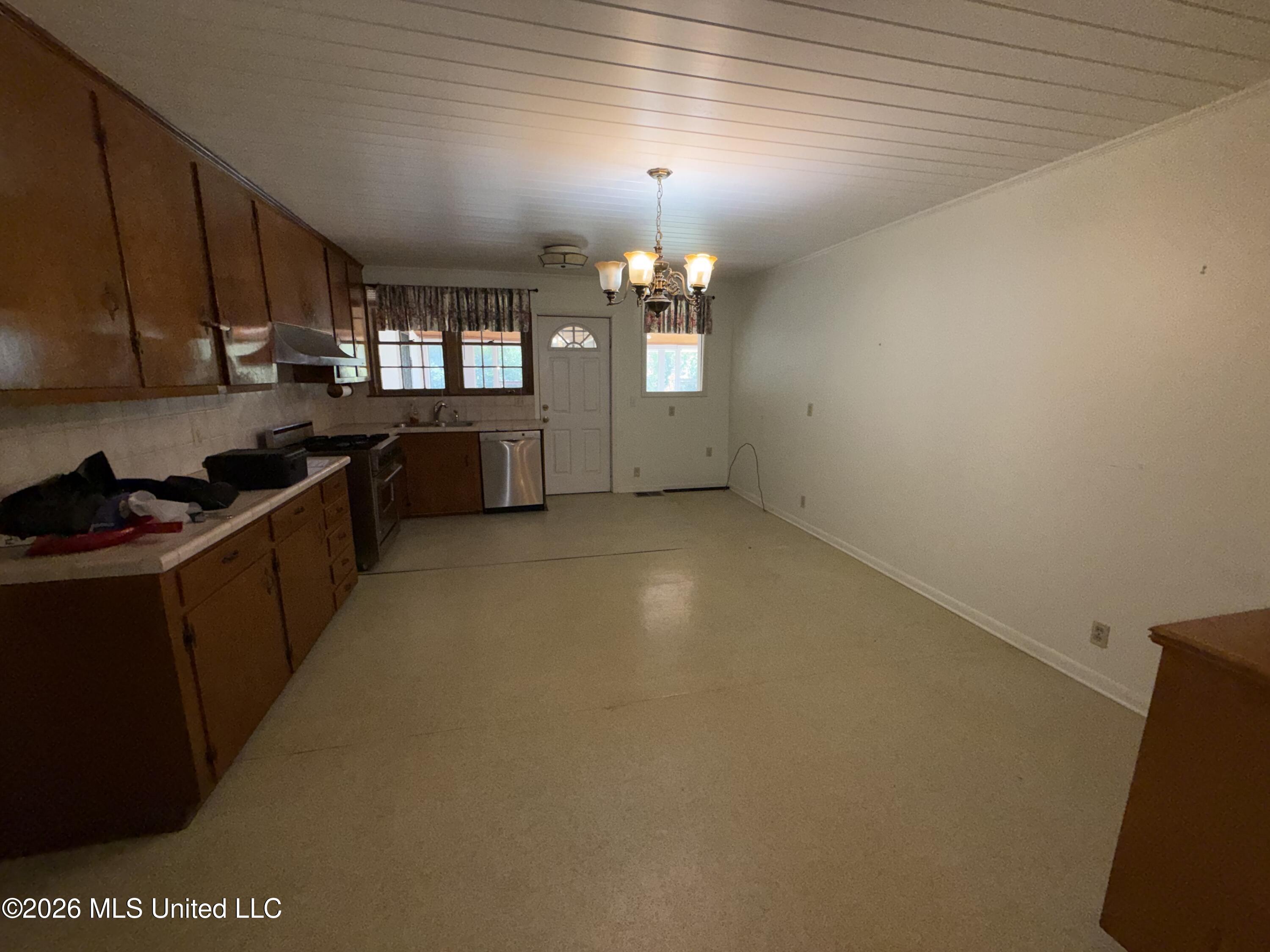 562 Ratcliff Place Property Photo 5