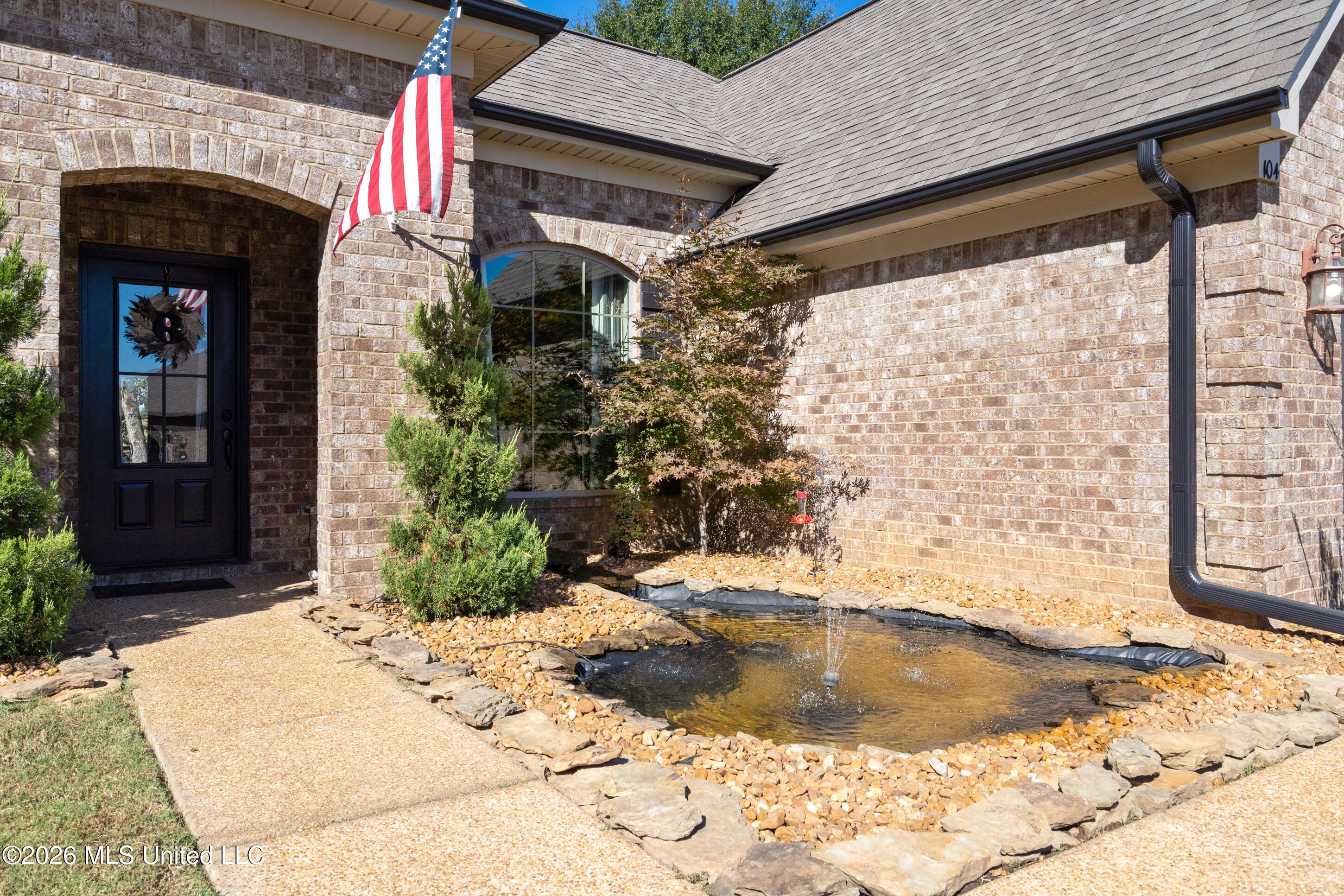 104 Creekside Drive Property Photo 2